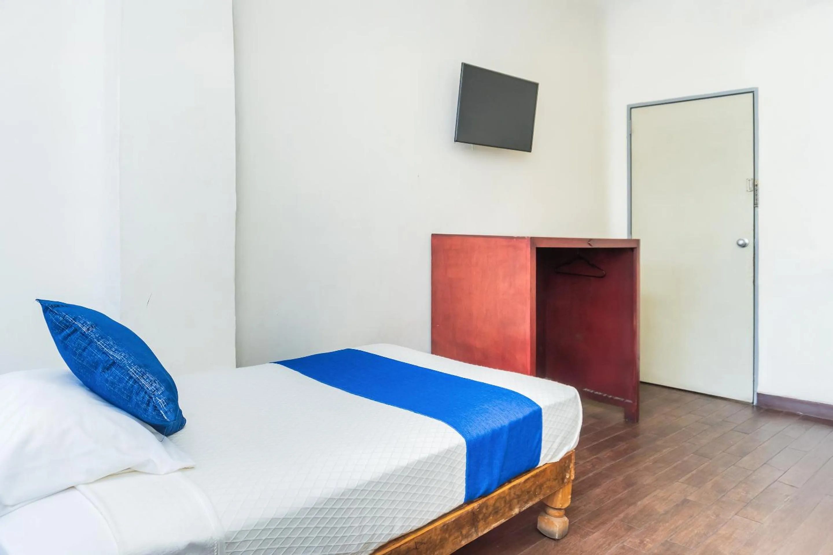 Bedroom, Bed in Capital O Nueva York, Guadalajara centro downtown