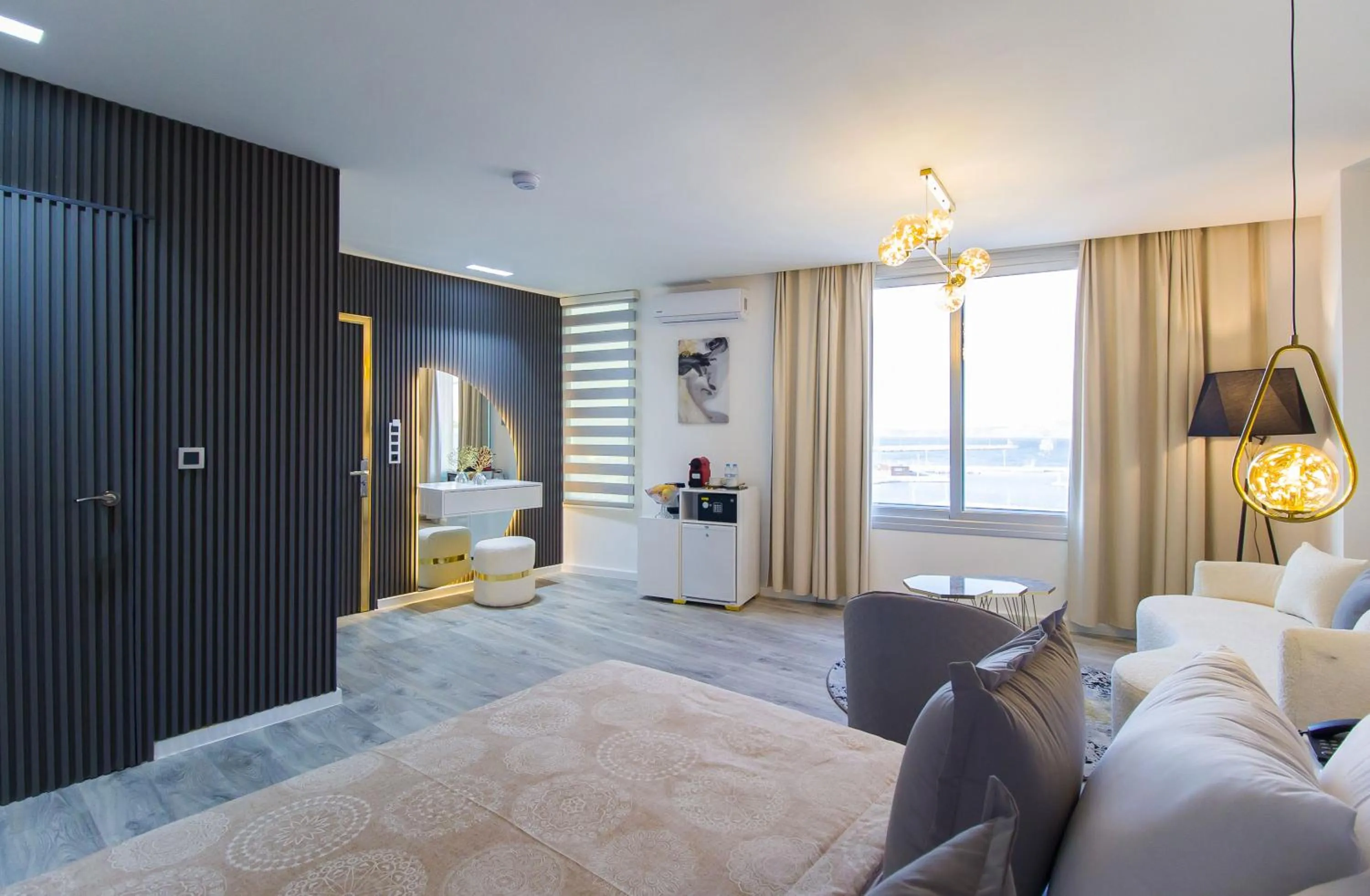 Photo of the whole room, Bed in Mamora Bay