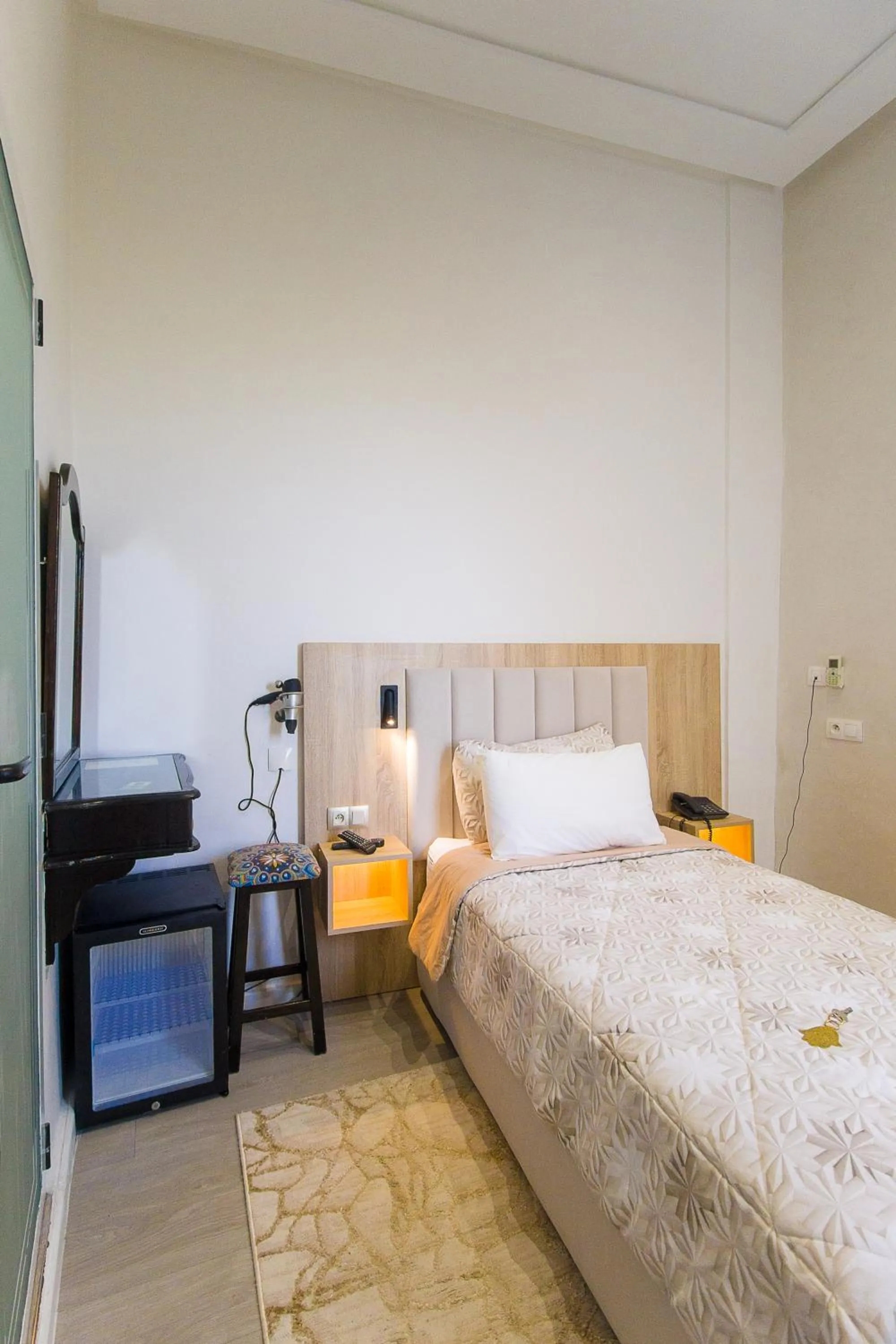 Photo of the whole room, Bed in Mamora Bay