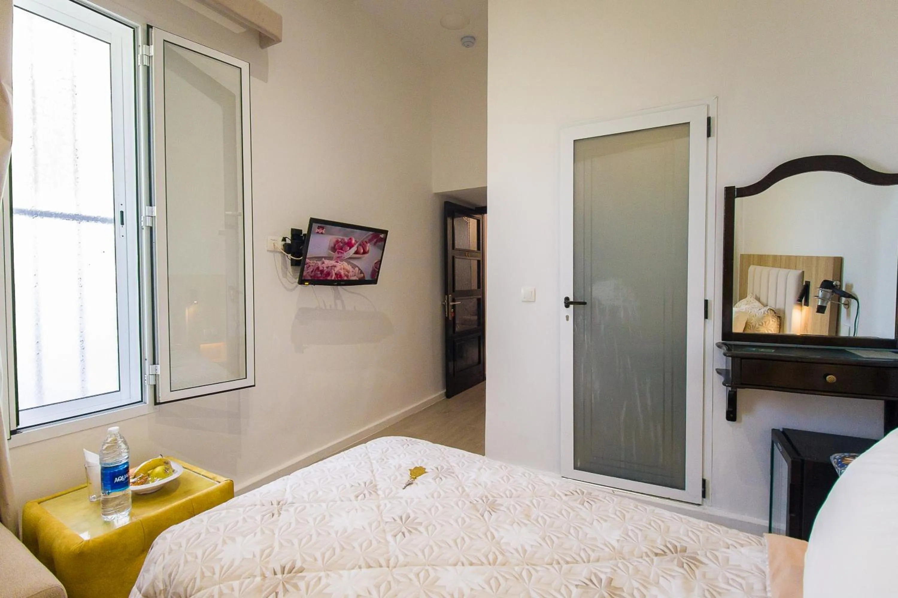 Photo of the whole room, Bed in Mamora Bay