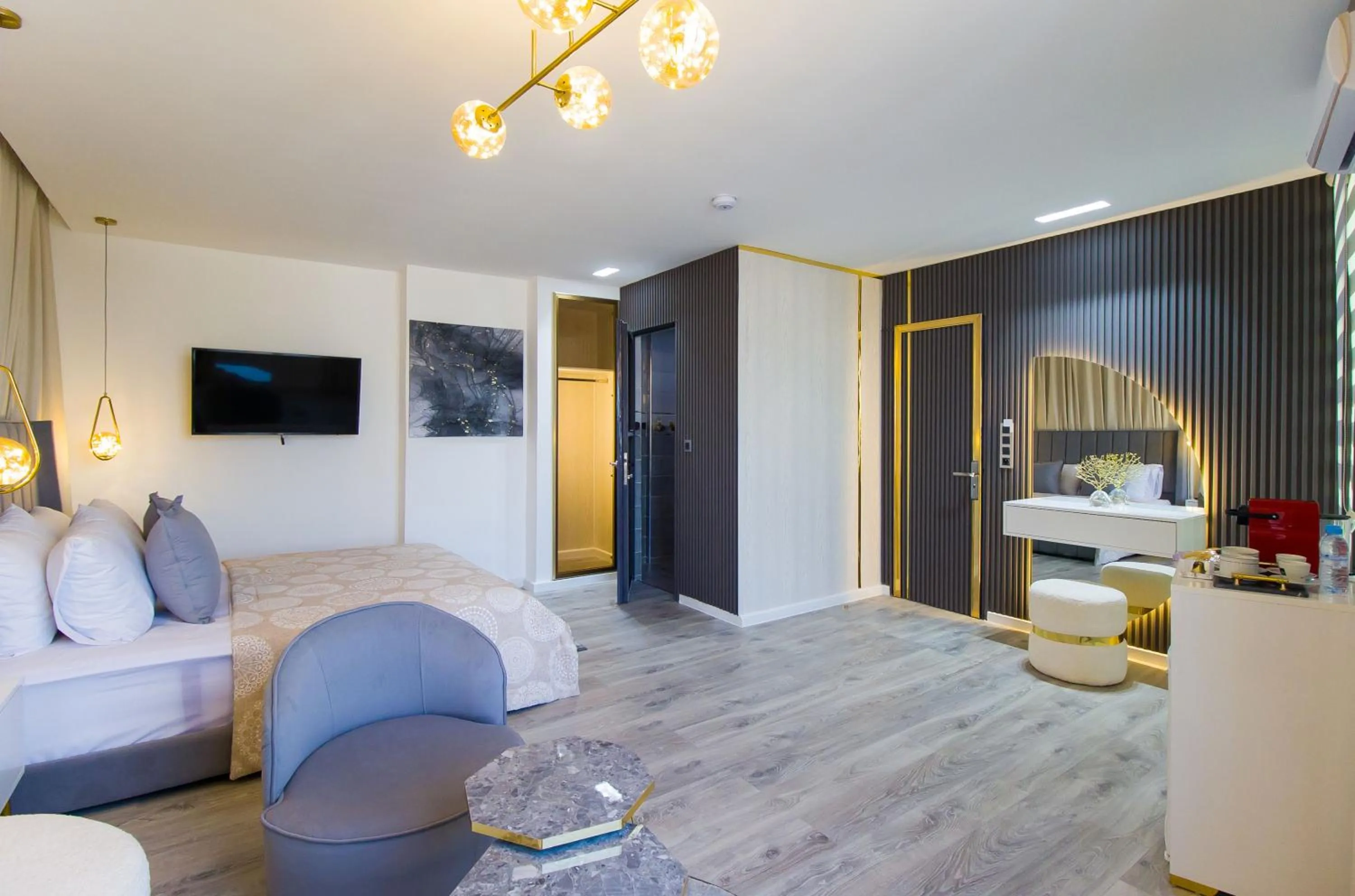 Photo of the whole room in Mamora Bay