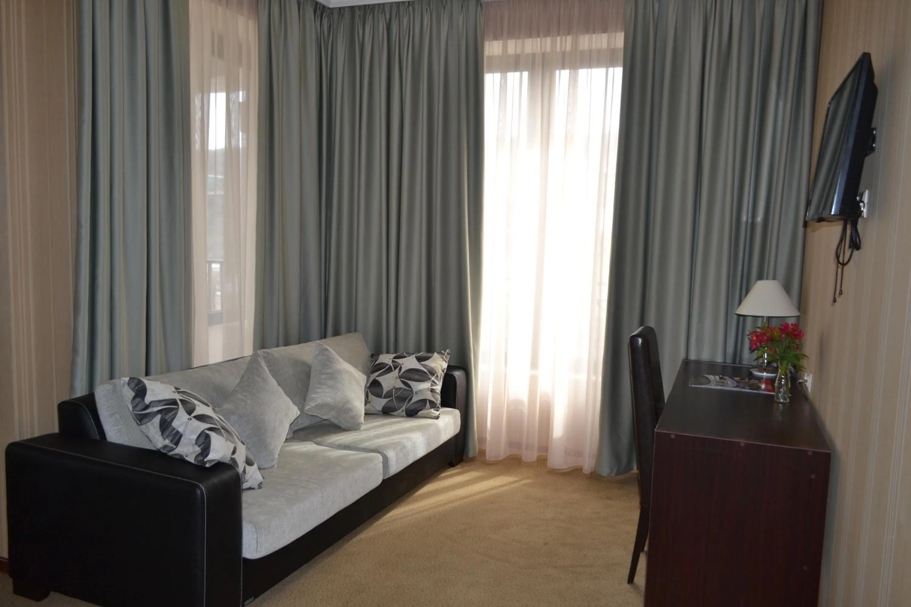 Living room, Bed in Hotel Astoria Tbilisi