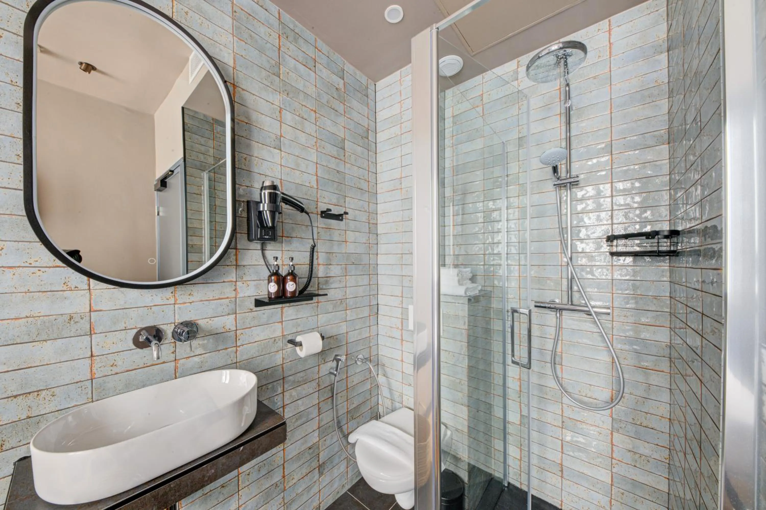 Bathroom in Hôtel Maât Batignolles