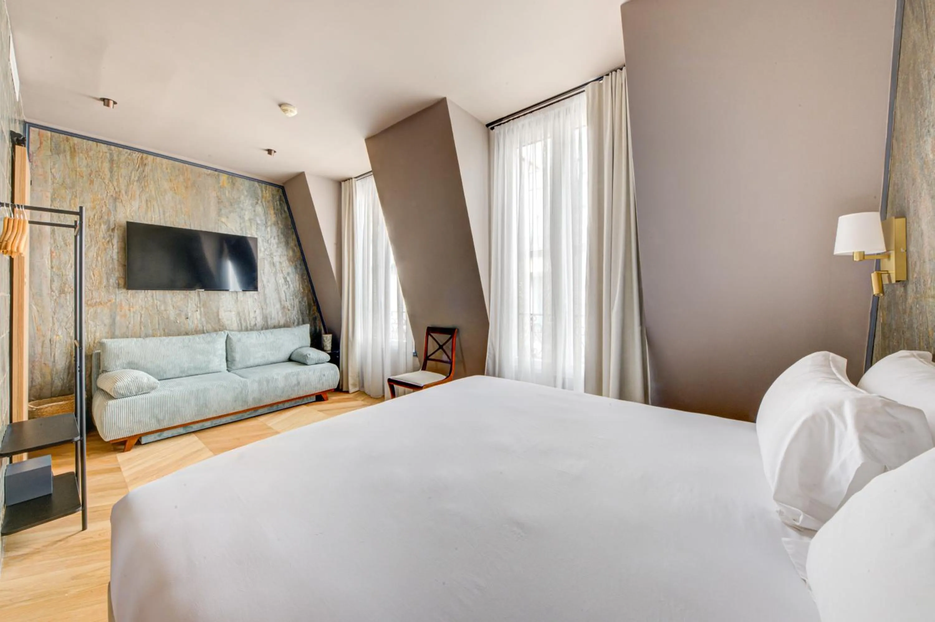 Bedroom, Bed in Hôtel Maât Batignolles
