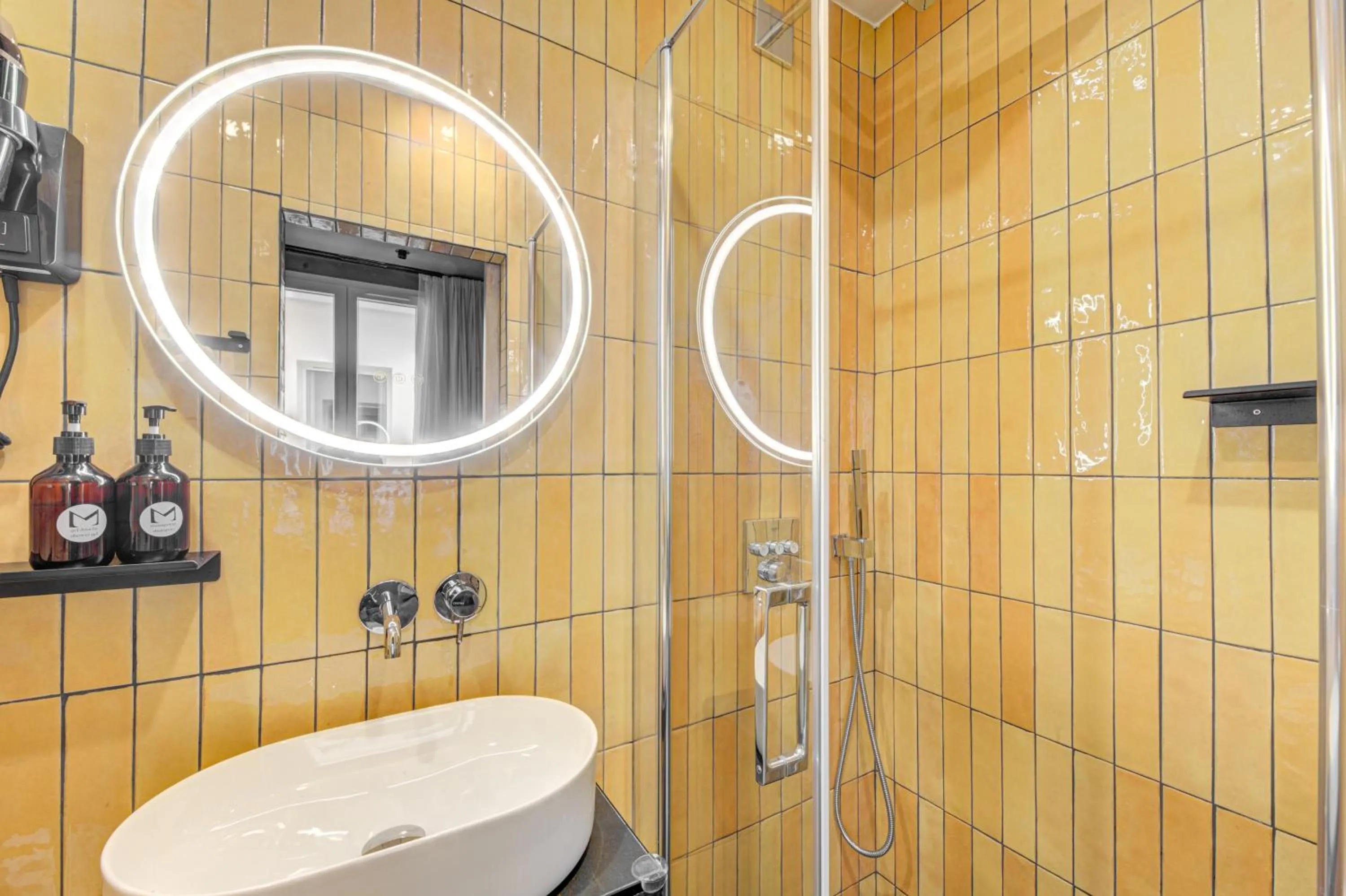 Shower in Hôtel Maât Batignolles