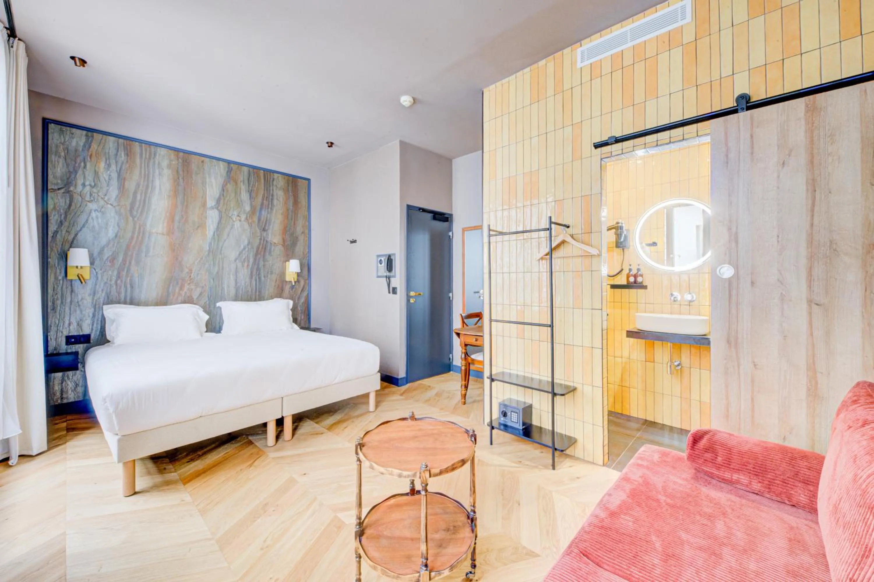 Bathroom, Bed in Hôtel Maât Batignolles