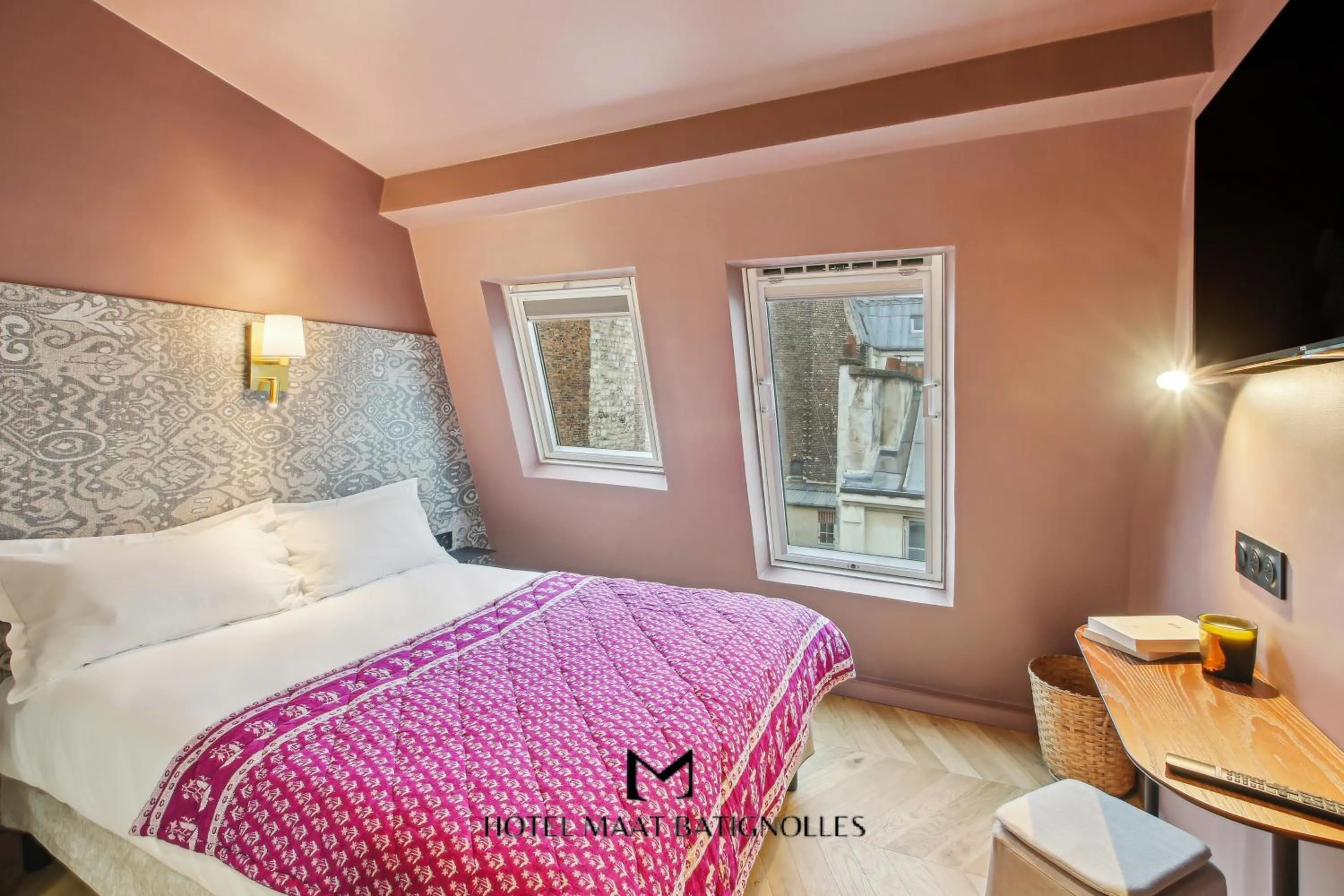 Bedroom, Bed in Hôtel Maât Batignolles