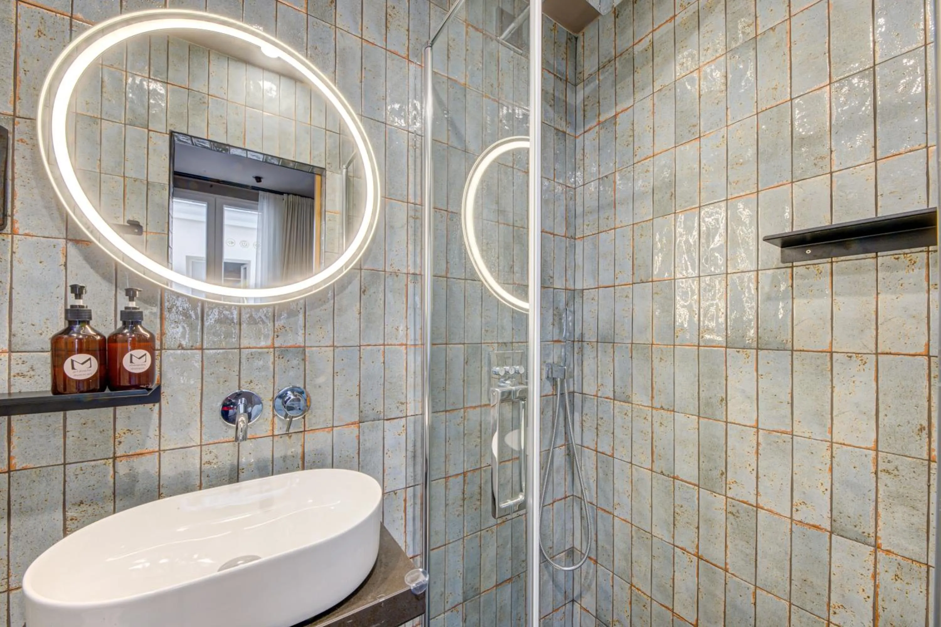 Bathroom in Hôtel Maât Batignolles