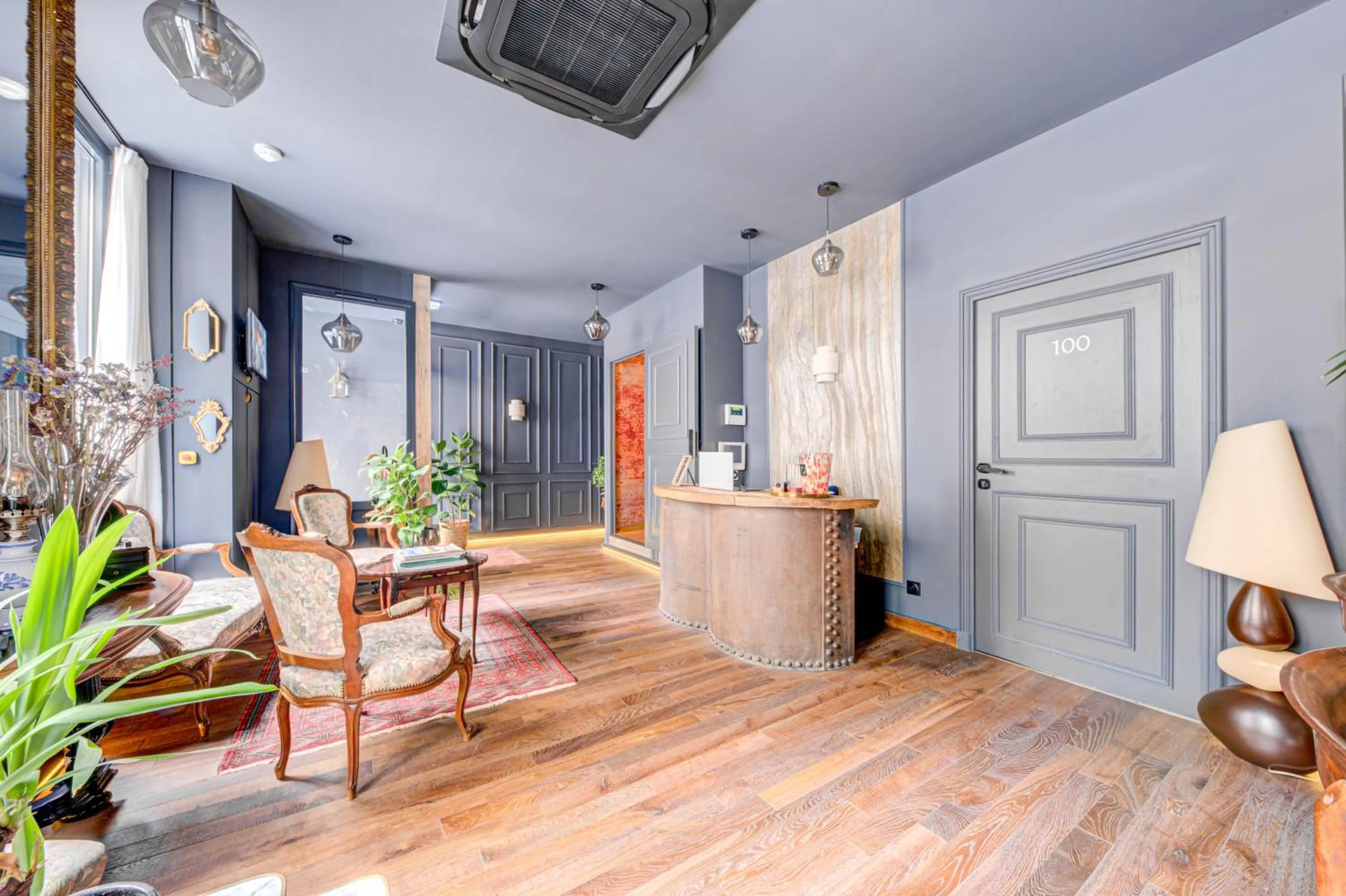 Lobby or reception in Hôtel Maât Batignolles