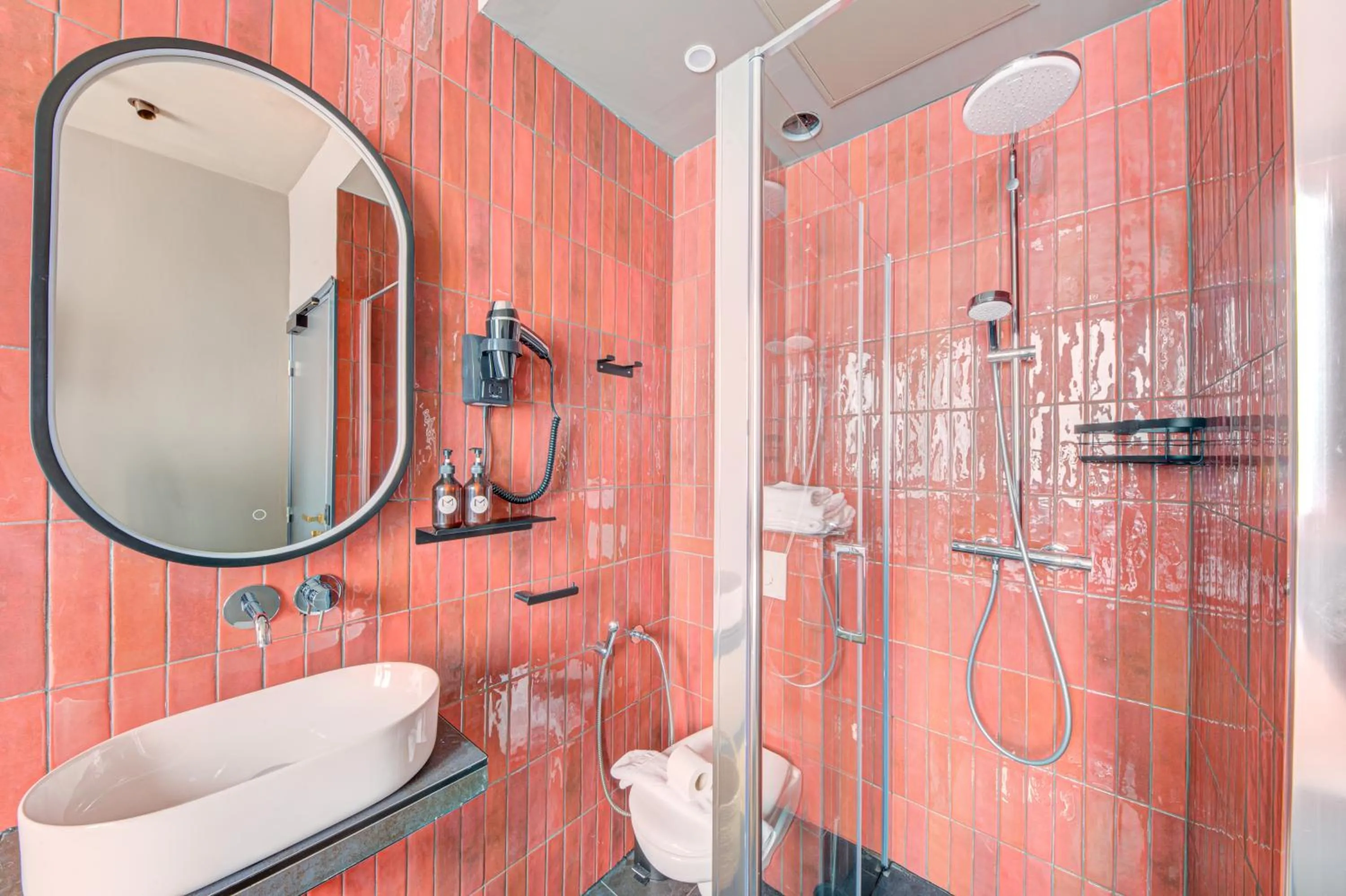 Bathroom in Hôtel Maât Batignolles