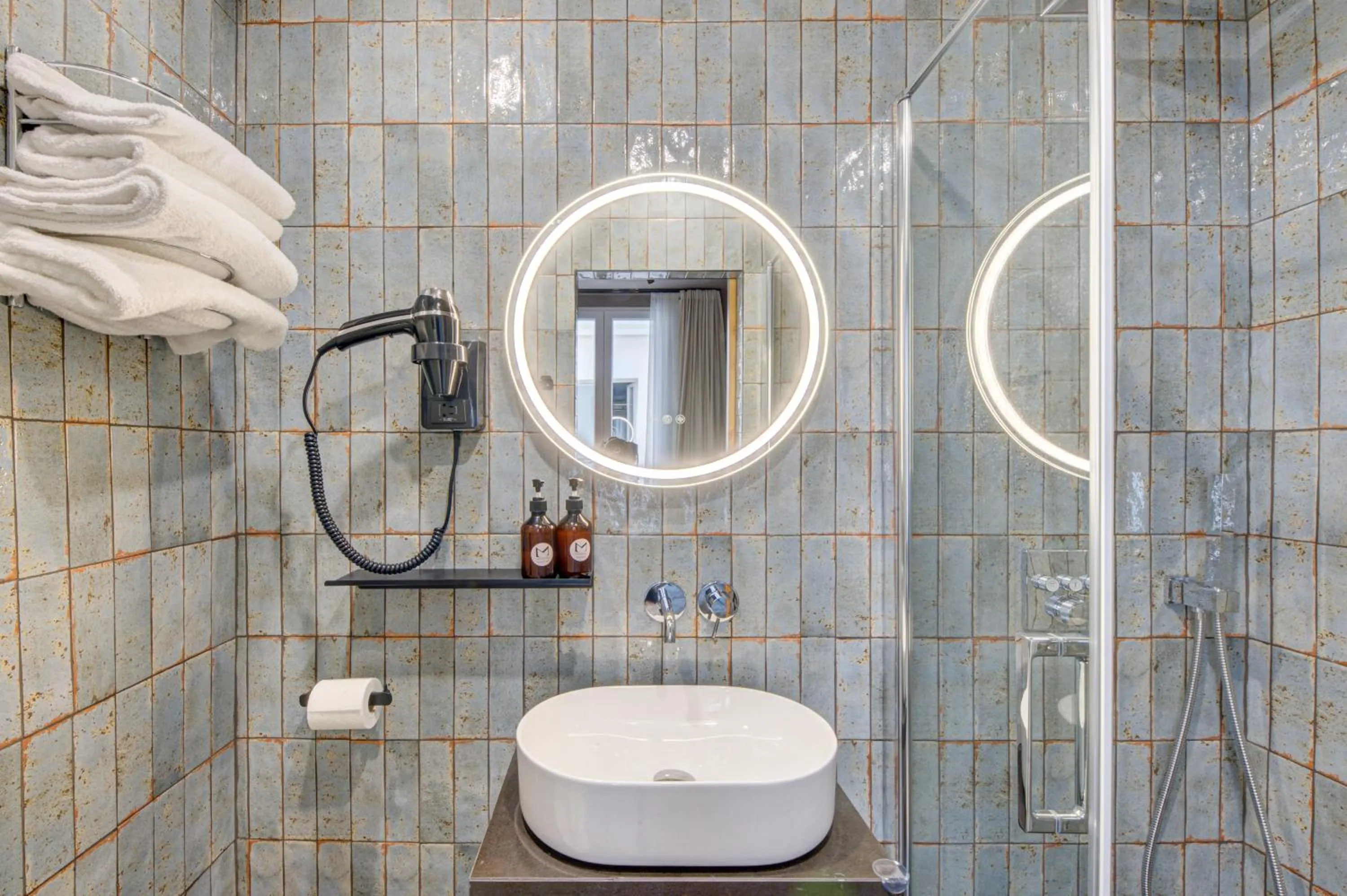 Bathroom in Hôtel Maât Batignolles