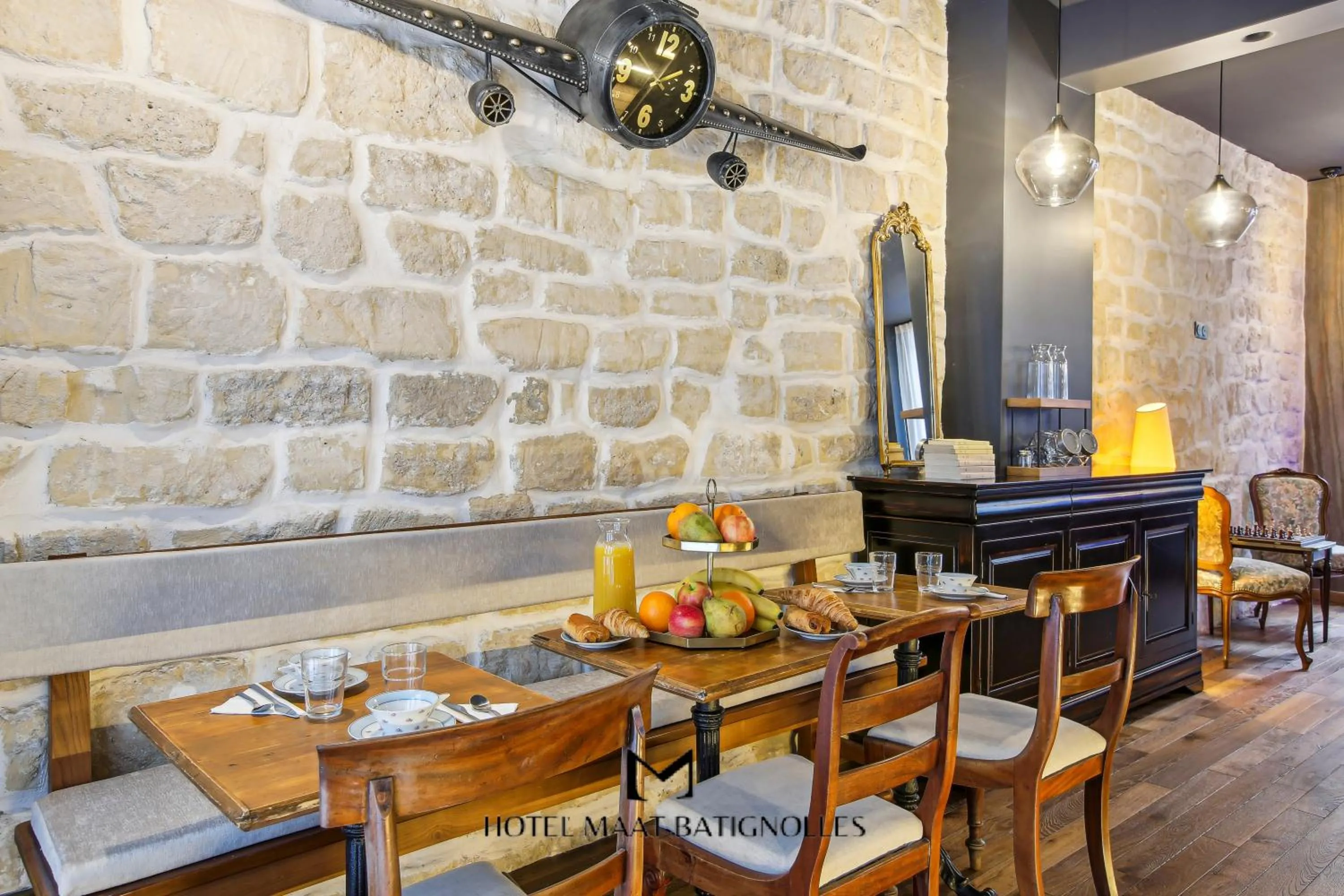 Dining area in Hôtel Maât Batignolles