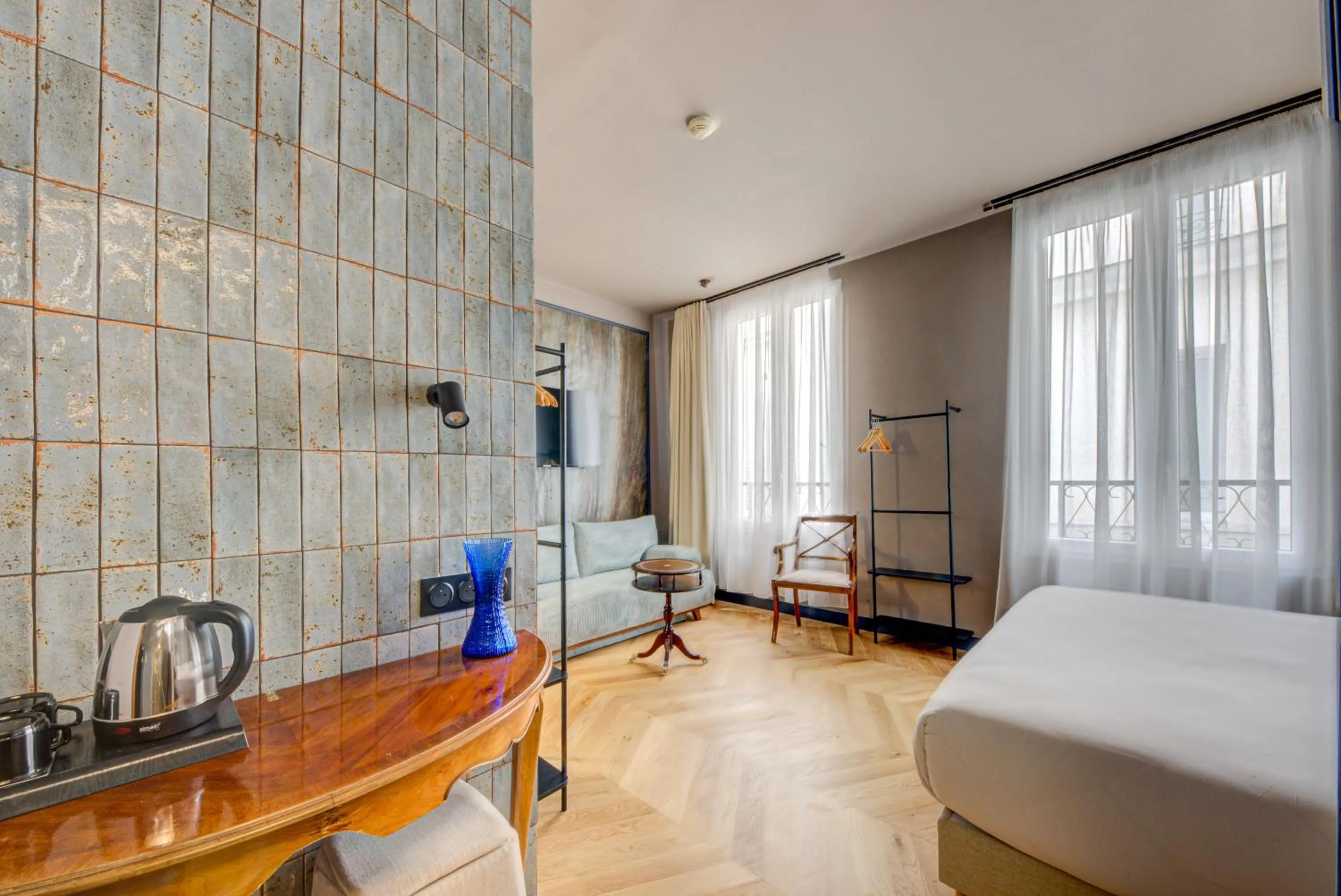 Bedroom, Bed in Hôtel Maât Batignolles