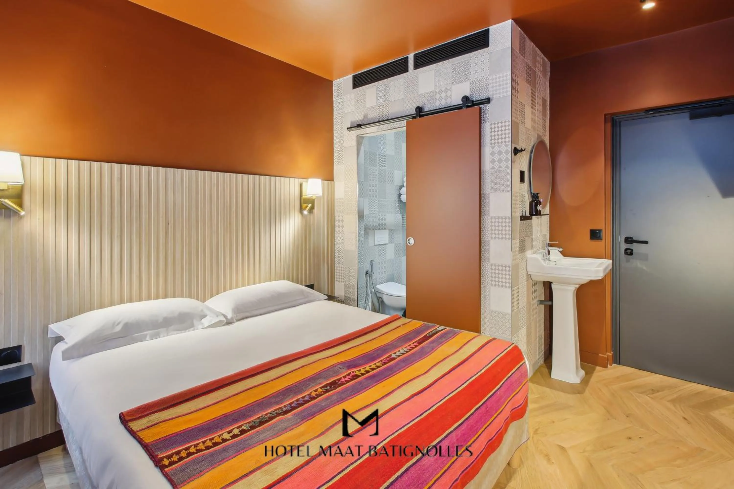 Bedroom, Bed in Hôtel Maât Batignolles