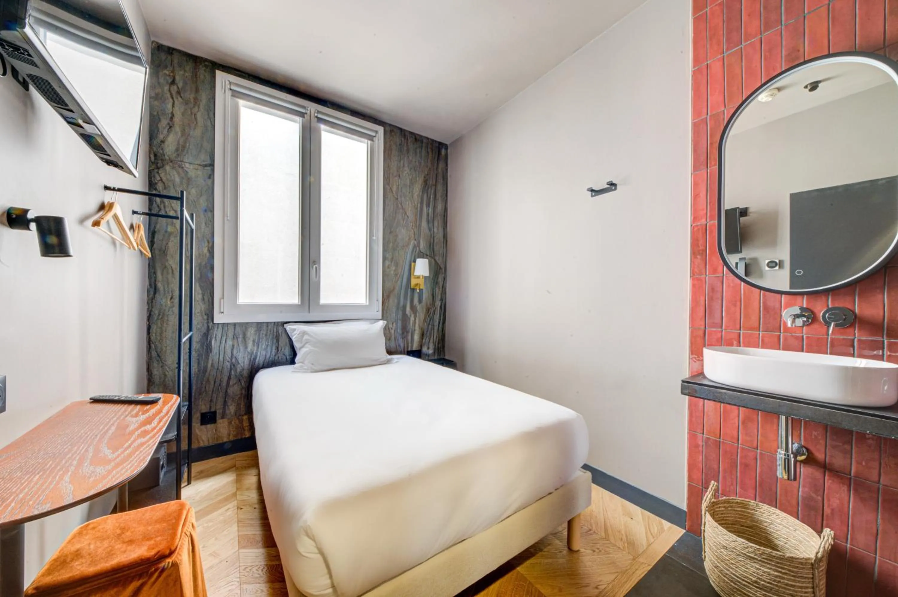 Bed in Hôtel Maât Batignolles