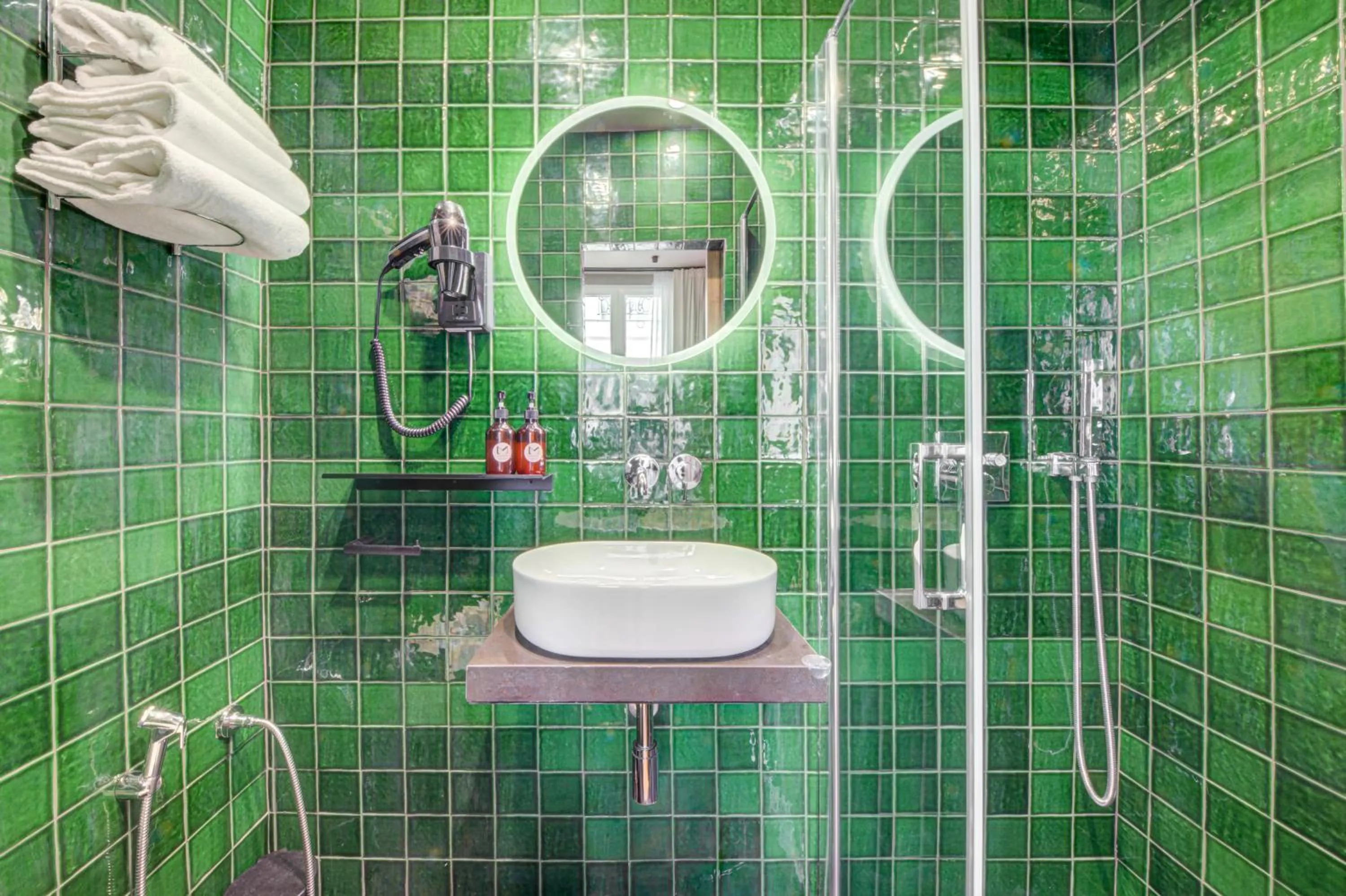 Bathroom in Hôtel Maât Batignolles