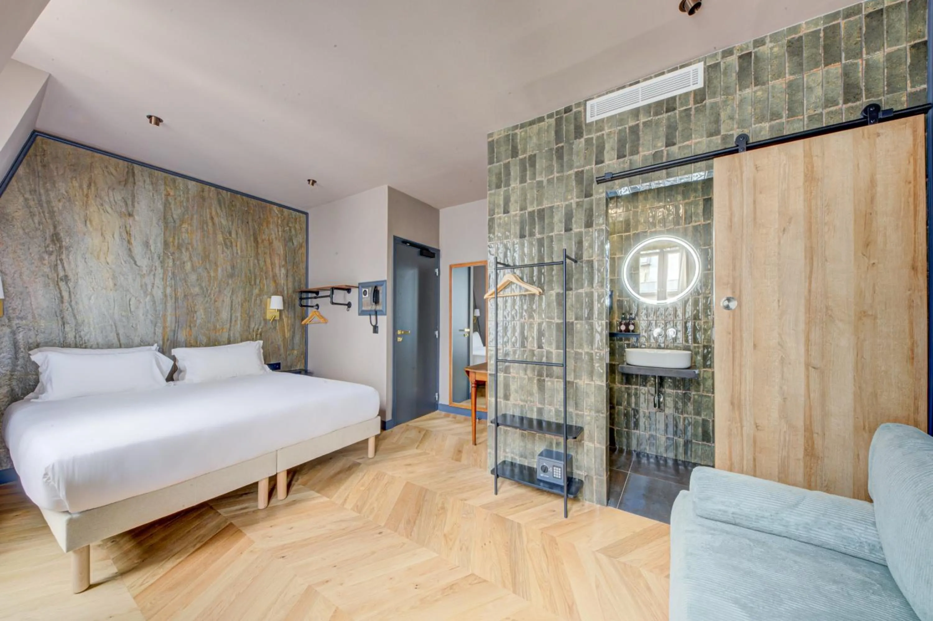 Bedroom, Bed in Hôtel Maât Batignolles