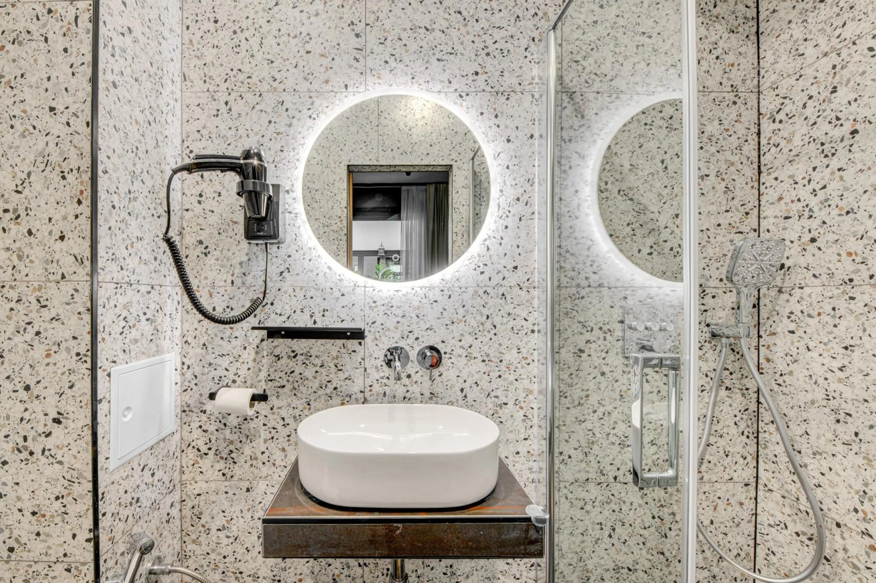 Bathroom in Hôtel Maât Batignolles