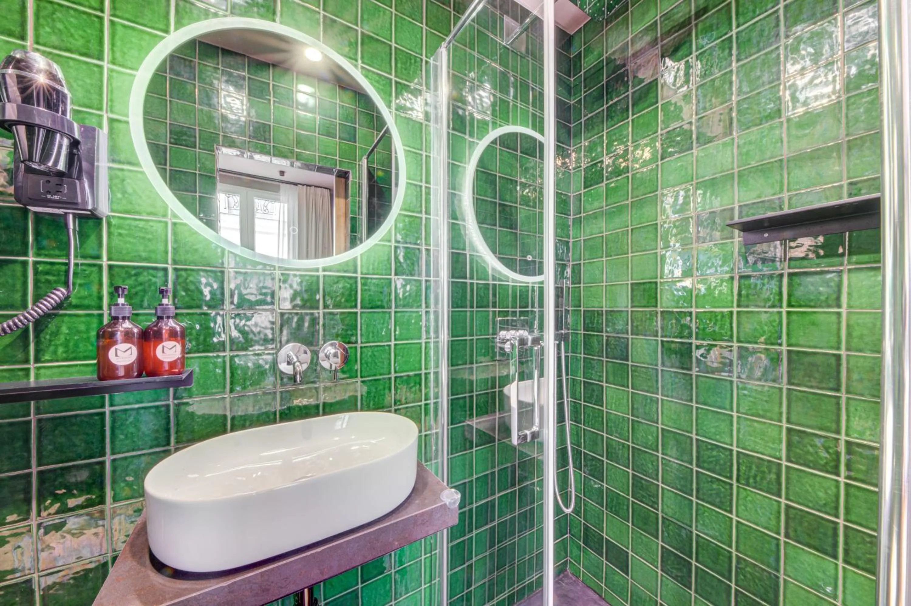 Shower in Hôtel Maât Batignolles
