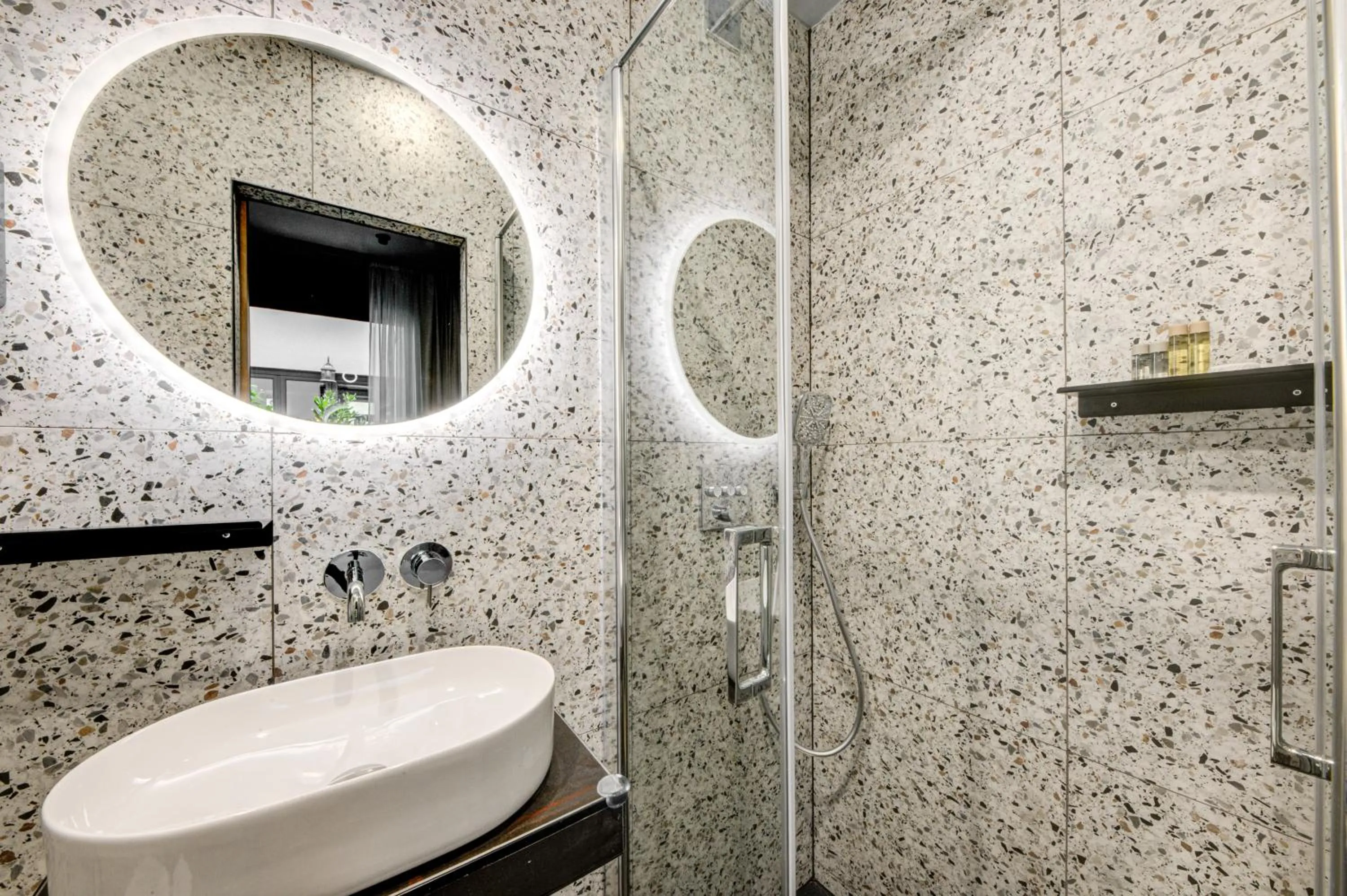 Bathroom in Hôtel Maât Batignolles