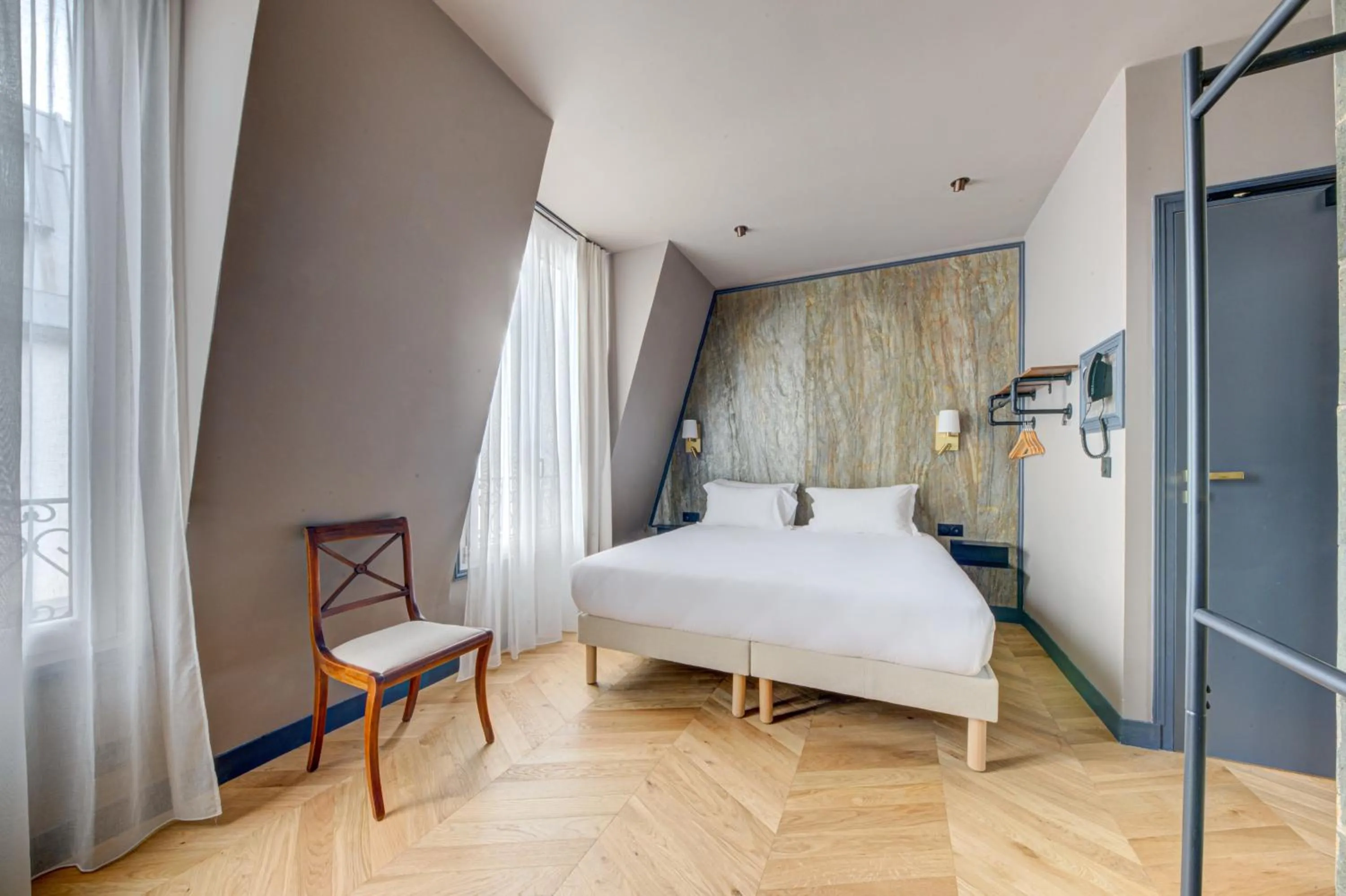 Bedroom, Bed in Hôtel Maât Batignolles