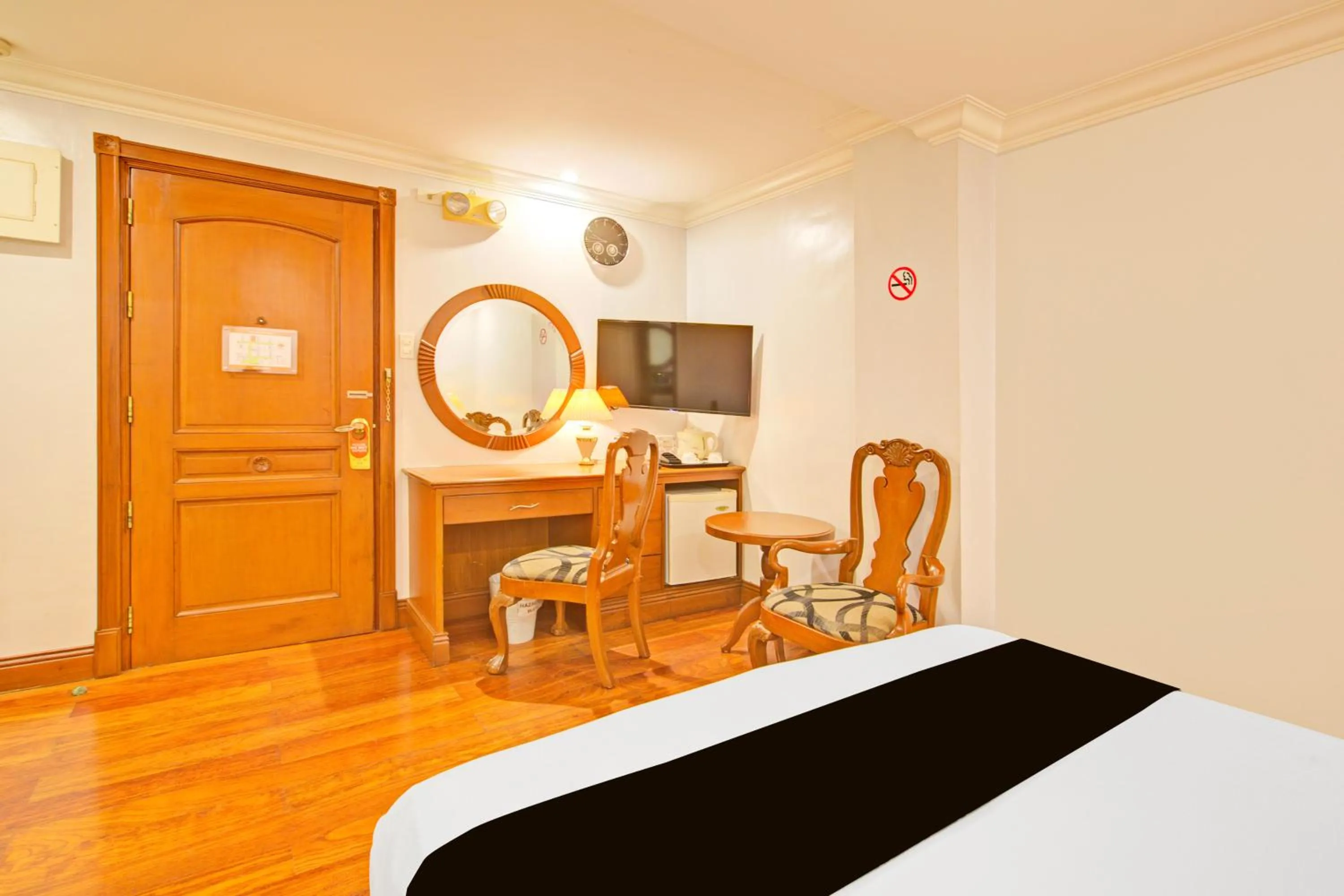 Bedroom, Bed in Collection O VIP Suites, Near PNR Pasay Evangelista, Makati Manila