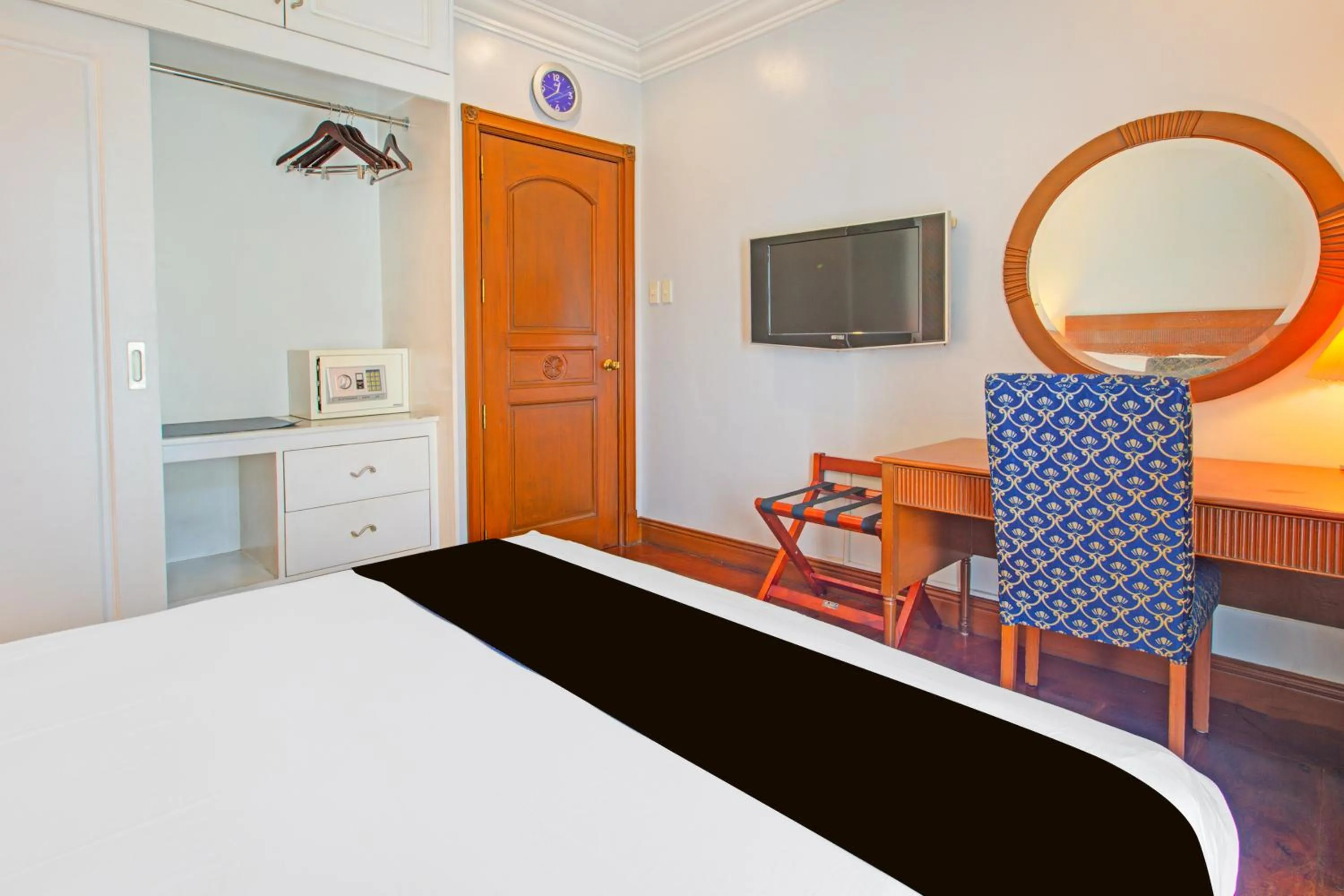 Bedroom, Bed in Collection O VIP Suites, Near PNR Pasay Evangelista, Makati Manila