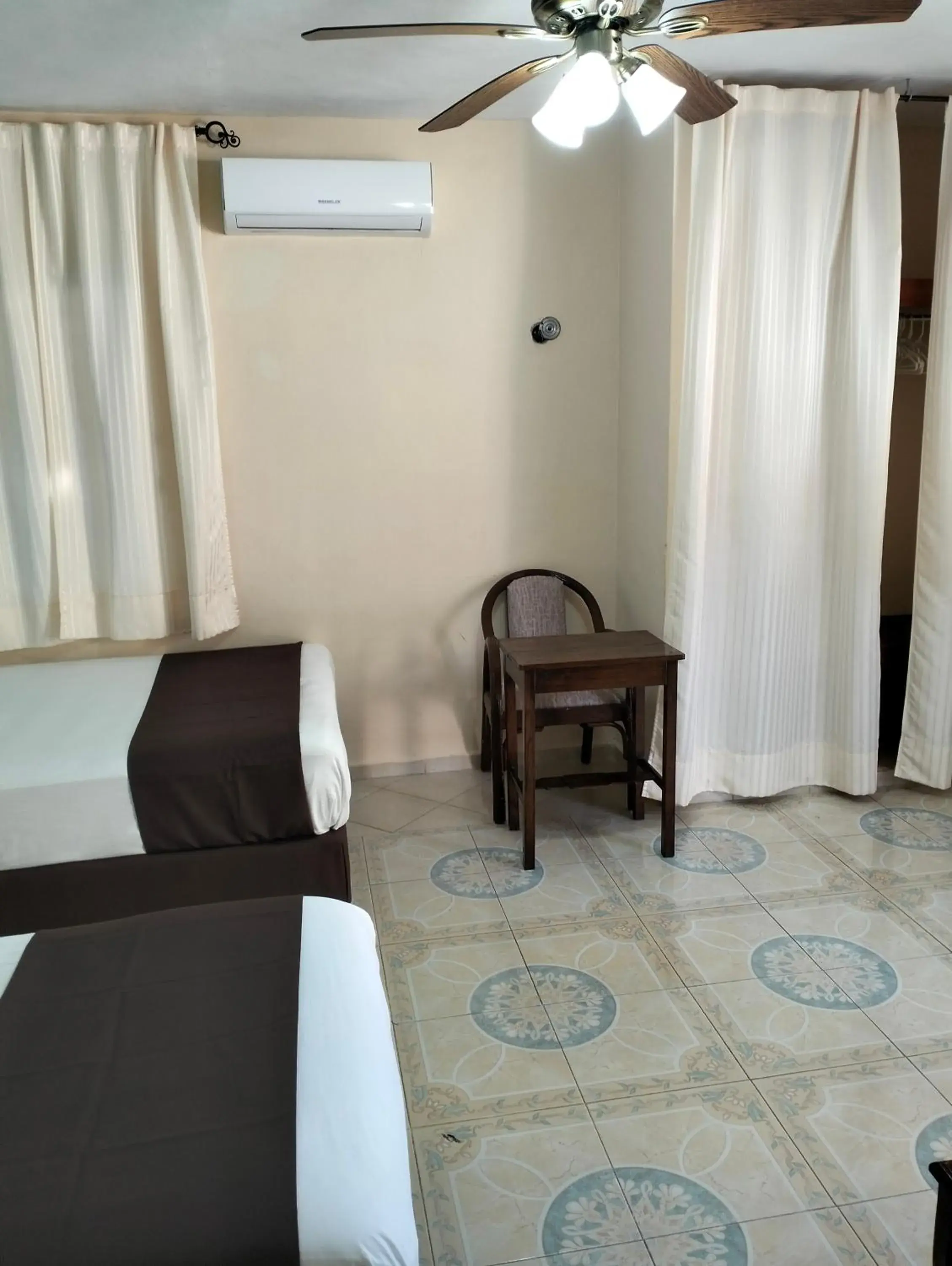 Twin Room with Bathroom in La Casa del Turix Twin Room with Bathroom in La Casa del Turix