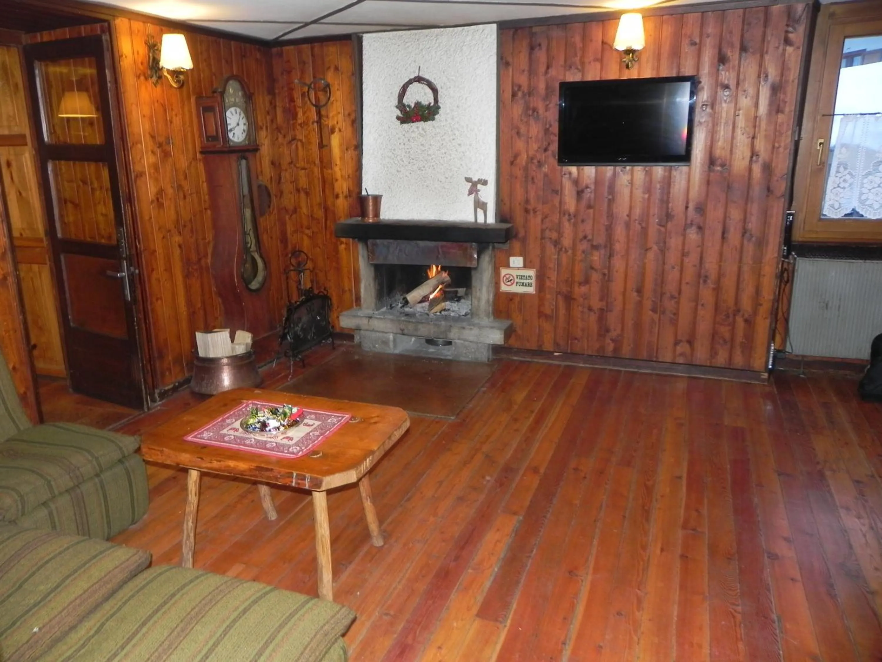 Communal lounge/ TV room in Hotel Nuovo Pecetto