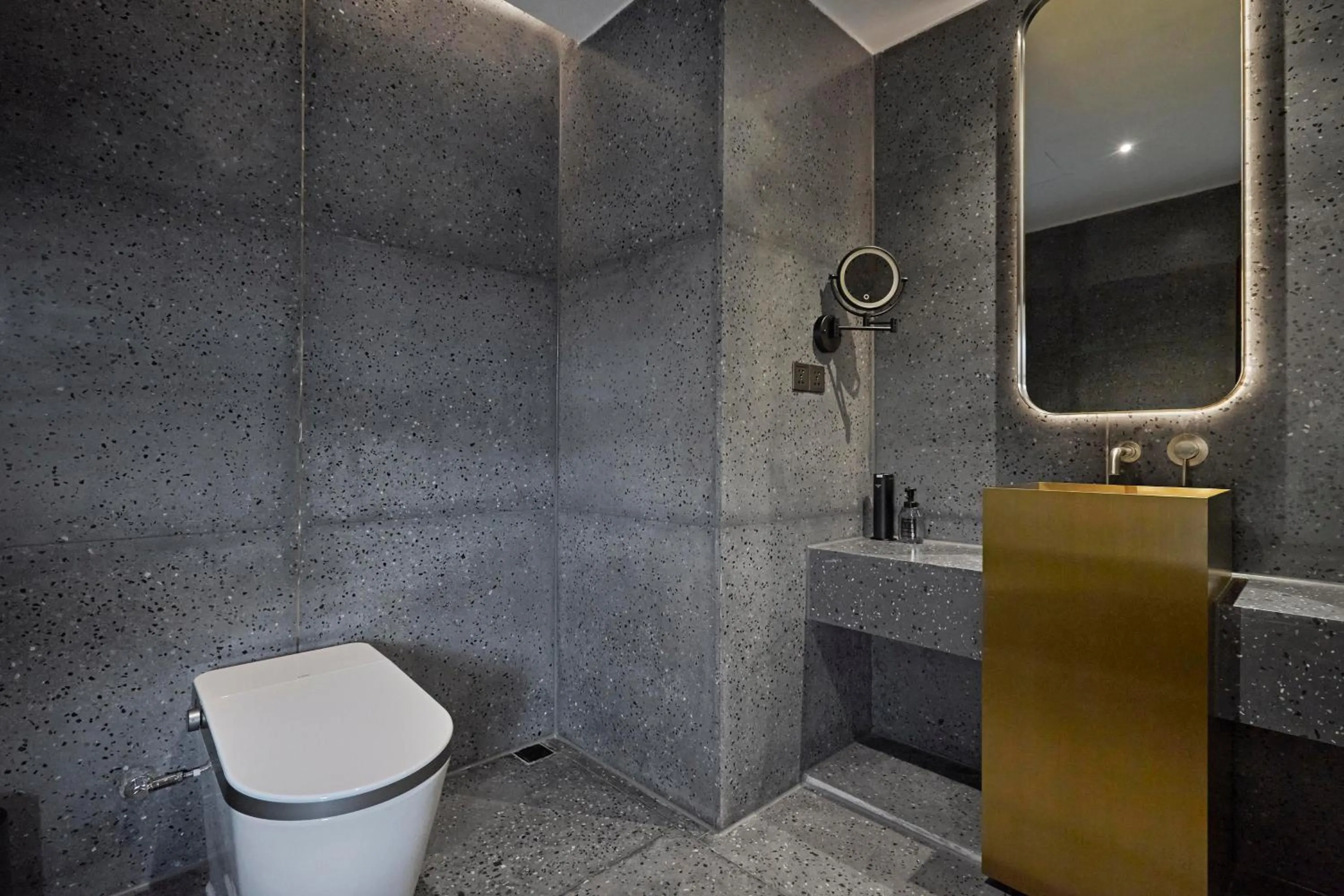 Toilet in Anji ke gamer wild luxury Resort villa
