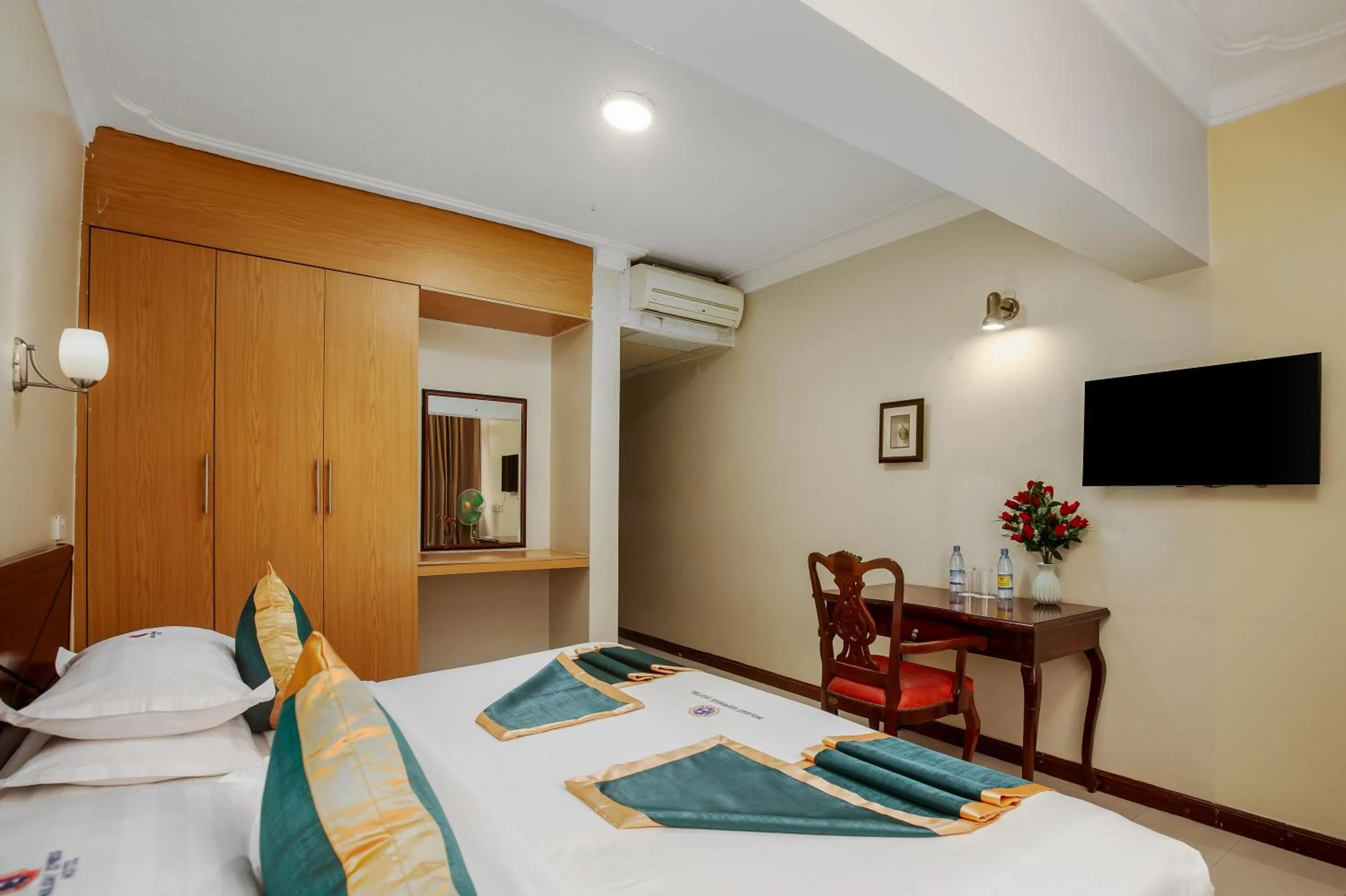 Bed in Holiday Express Hotel Kampala