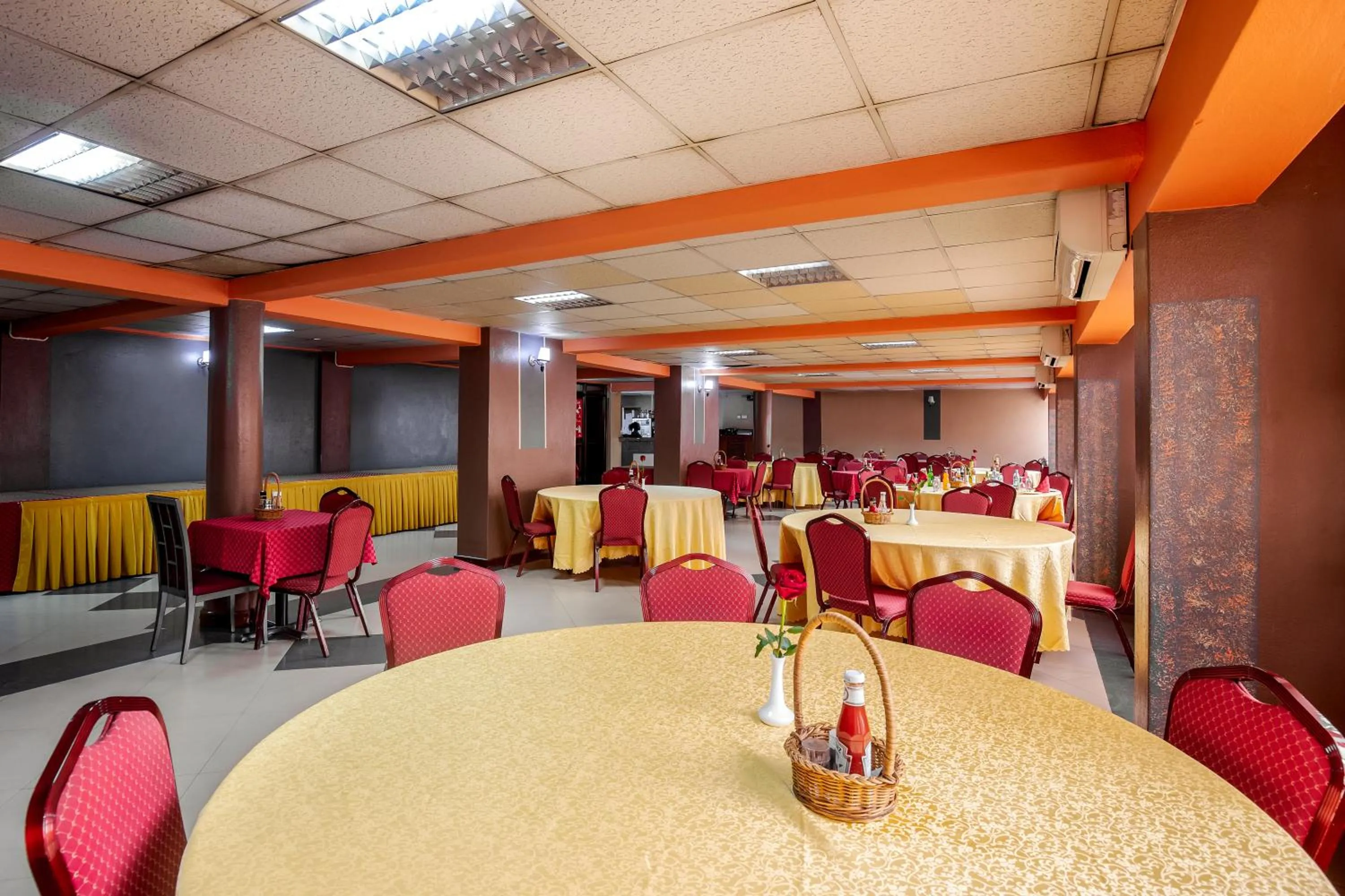 Restaurant/places to eat in Holiday Express Hotel Kampala