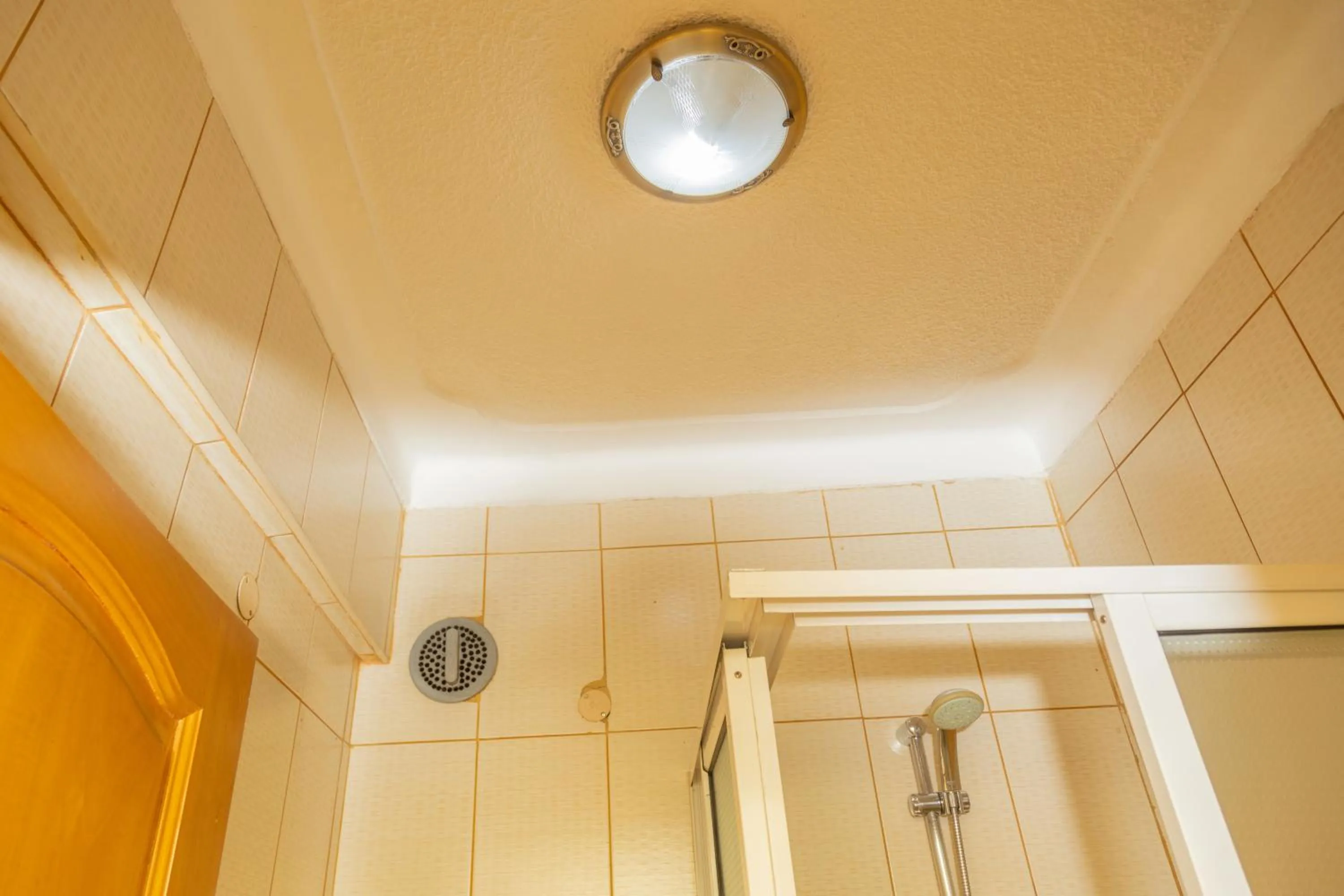 Shower in Holiday Express Hotel Kampala