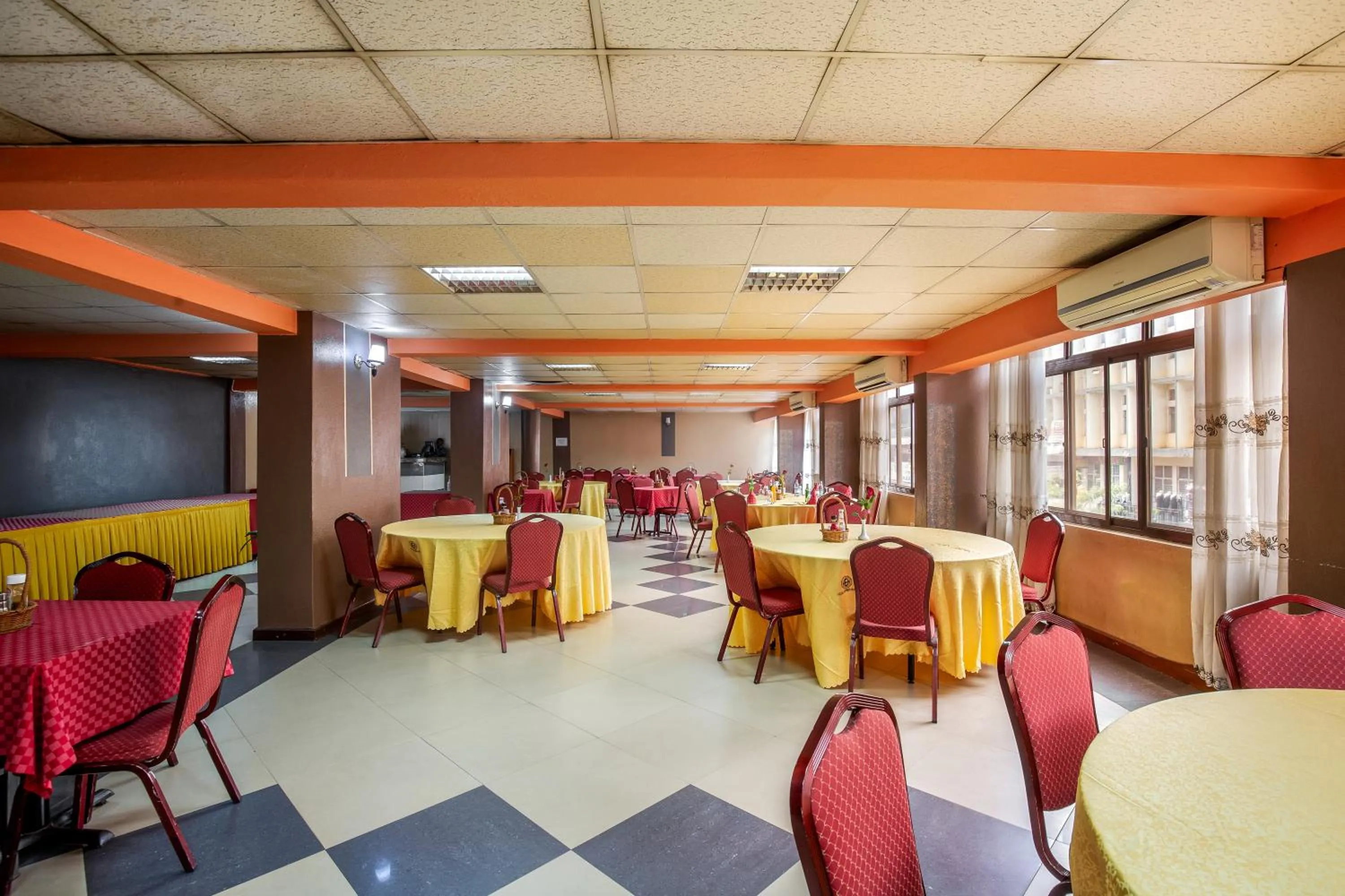 Restaurant/places to eat in Holiday Express Hotel Kampala