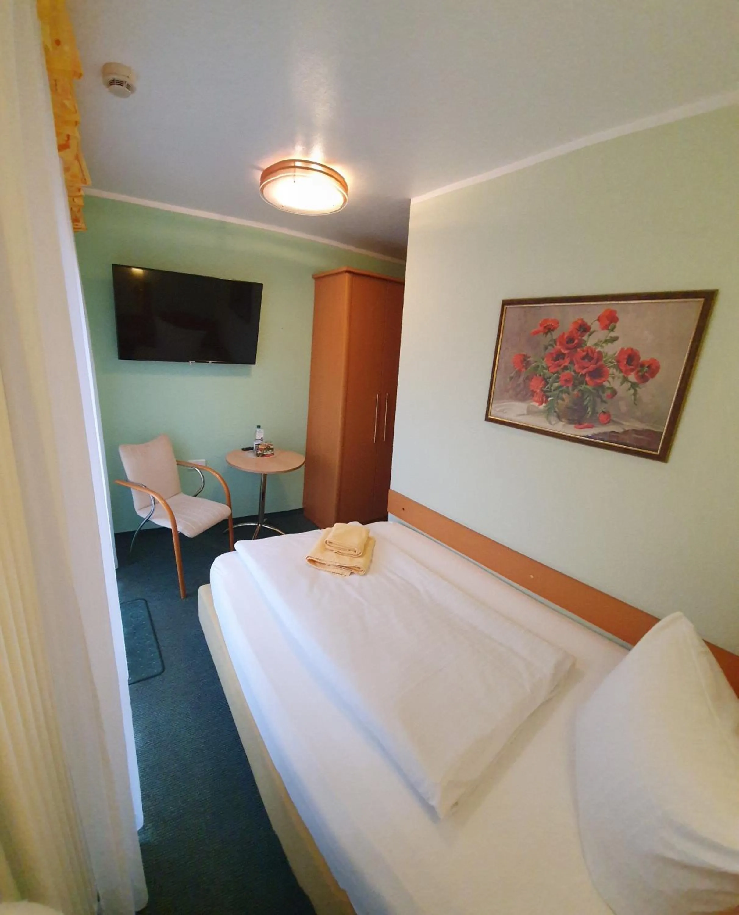 Photo of the whole room, Bed in Hotel Elbpromenade