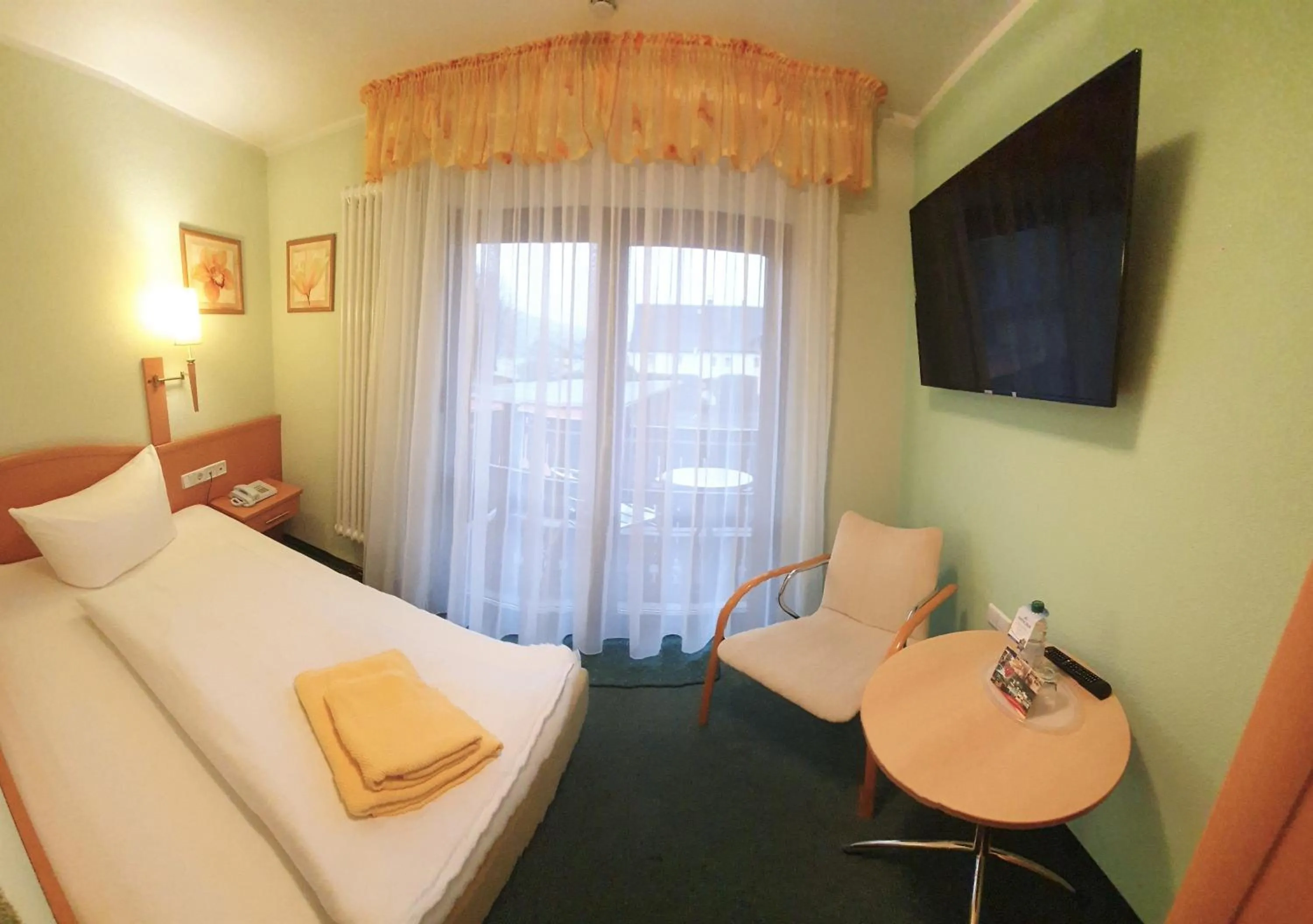 Photo of the whole room, Bed in Hotel Elbpromenade