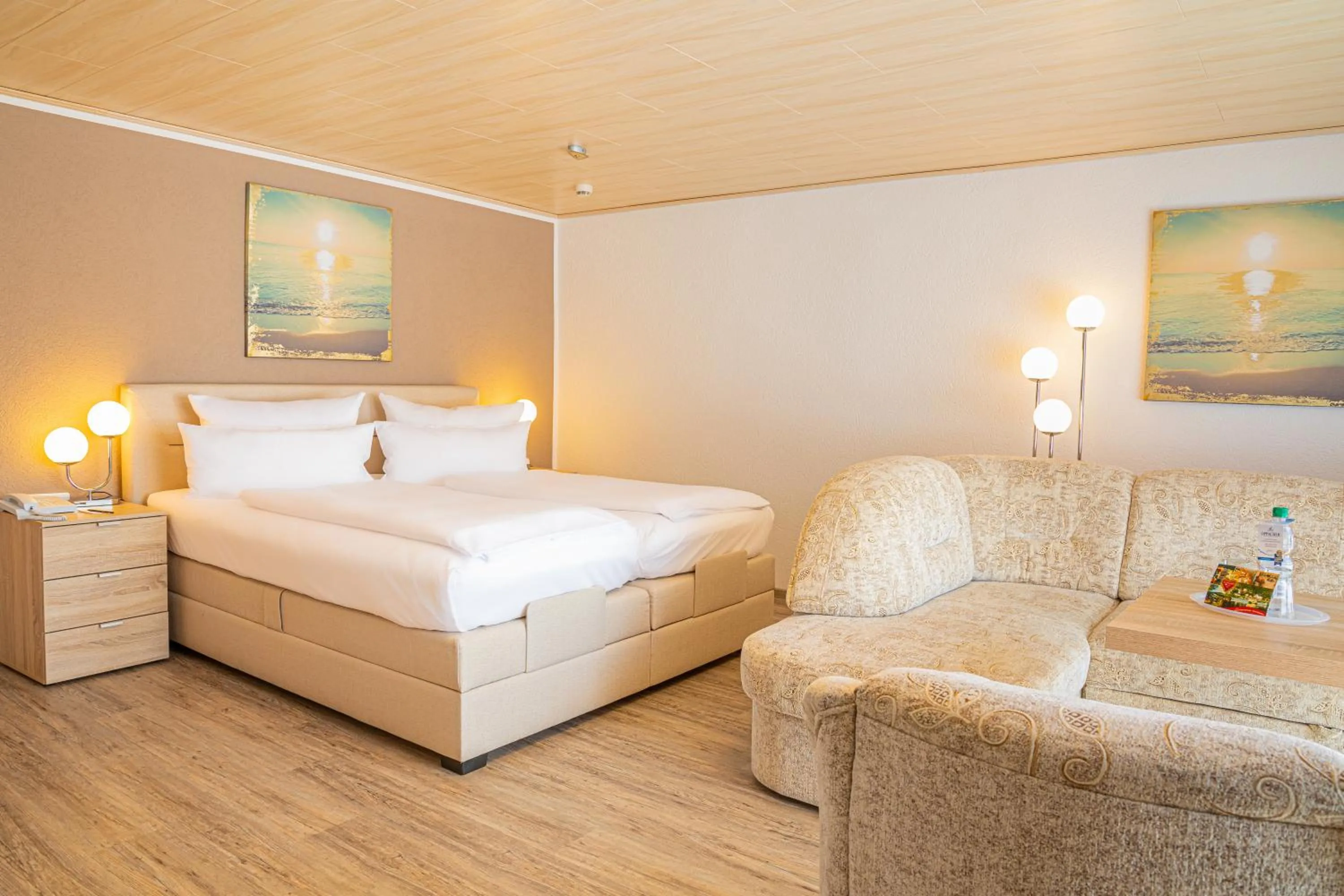 Bedroom, Bed in Hotel Elbpromenade