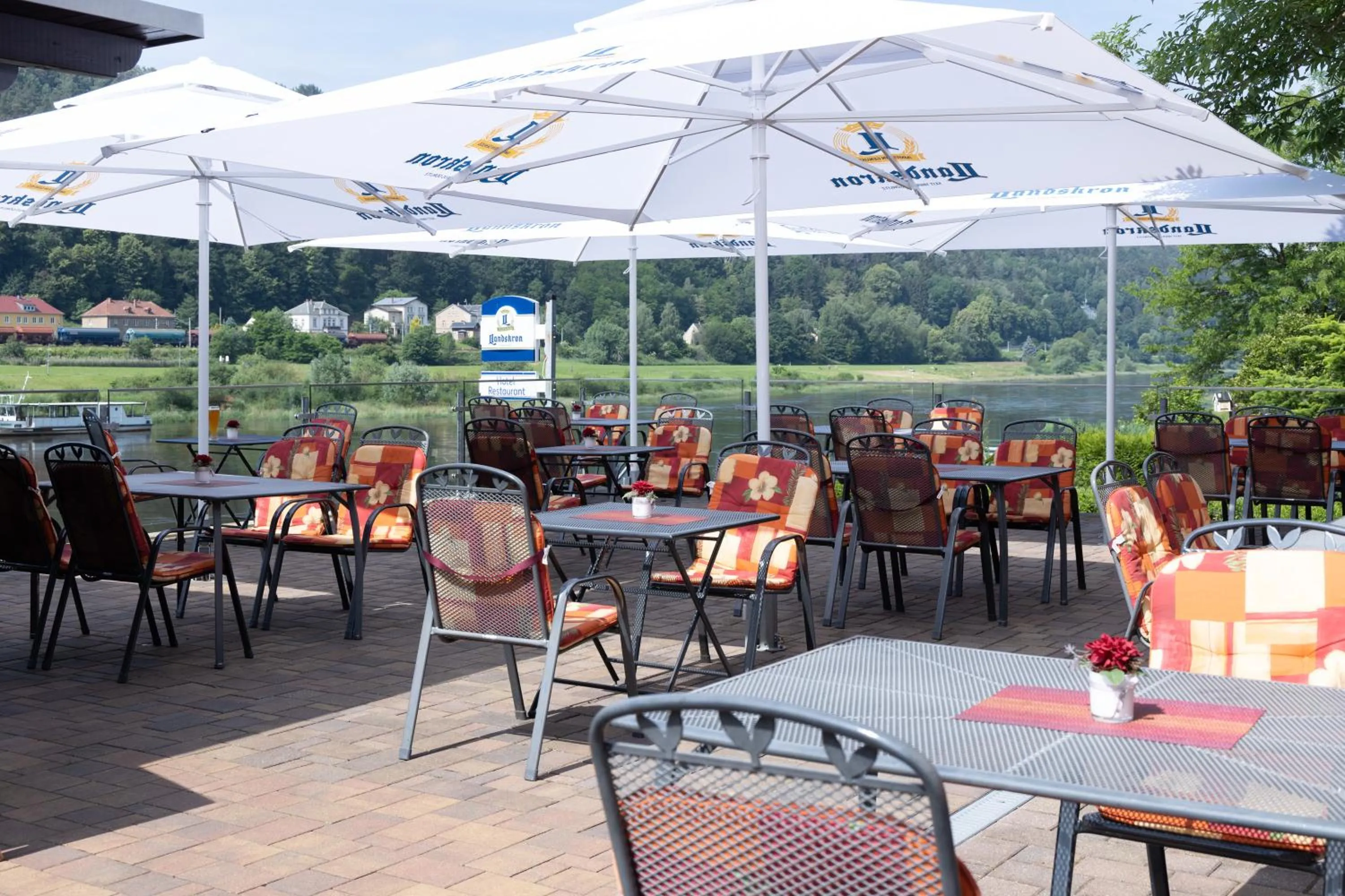 Restaurant/places to eat in Hotel Elbpromenade