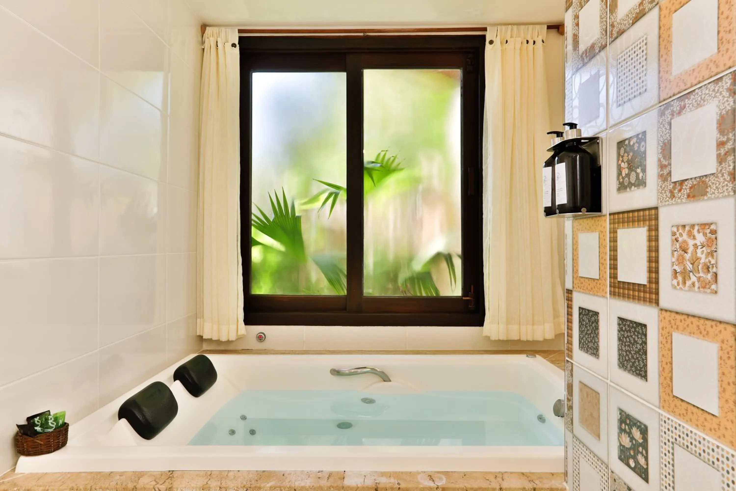 Hot Tub in Paraíso Ecológico Pousada & SPA