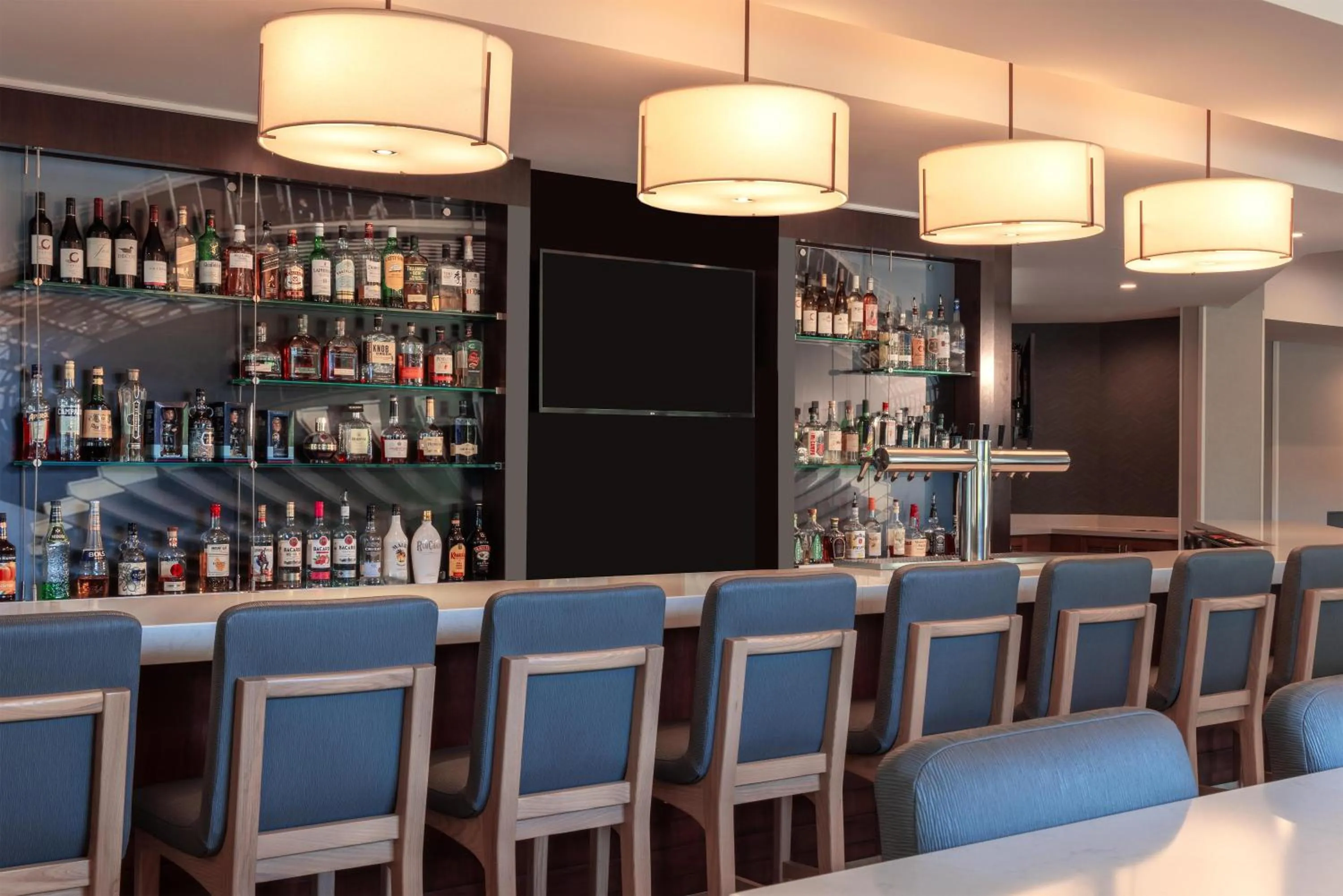 Lounge or bar in Hyatt House Seattle Downtown