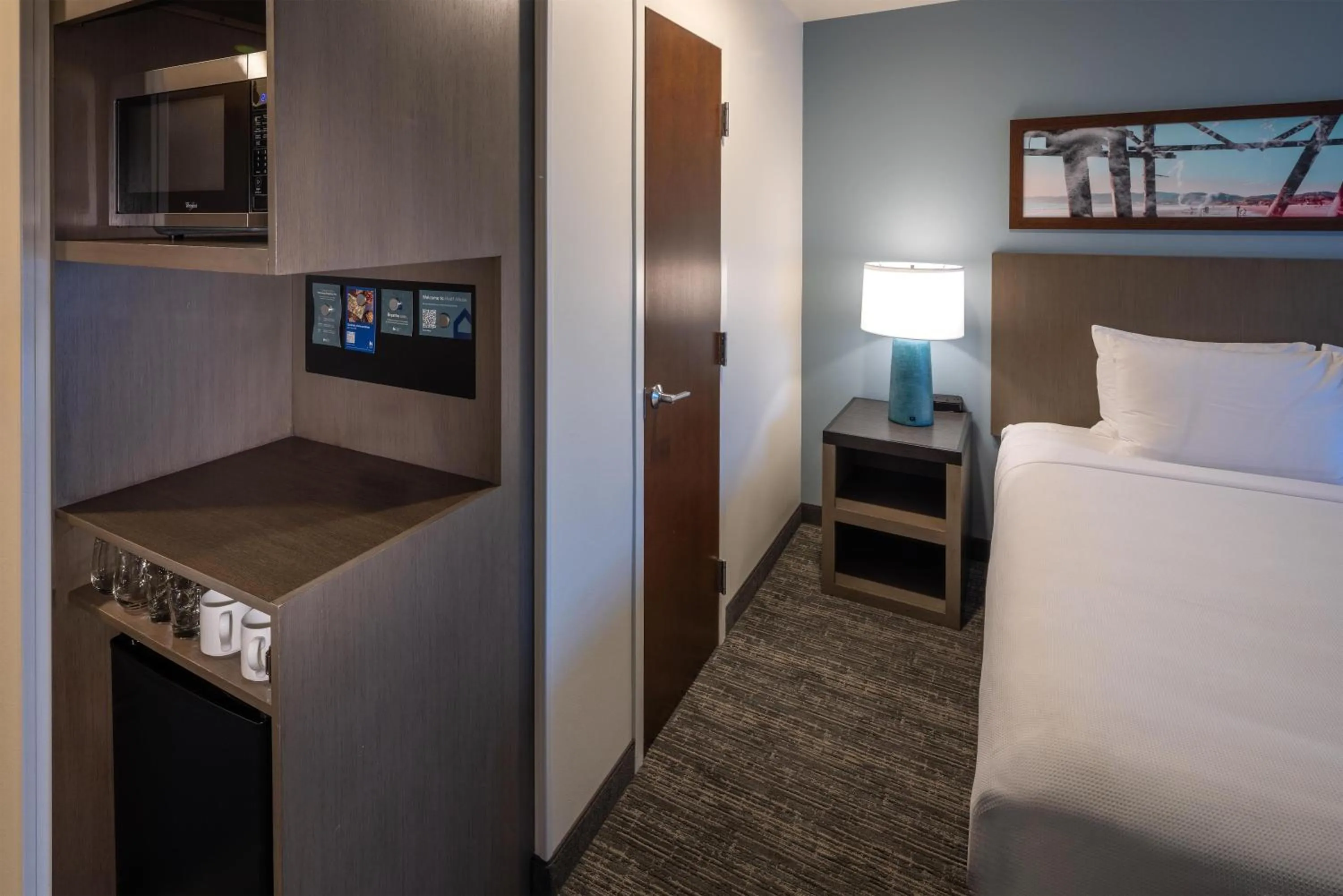 Photo of the whole room, Bed in Hyatt House Seattle Downtown