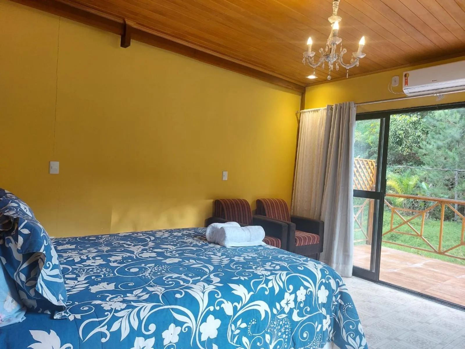 View (from property/room), Bed in Pousada Lisieux