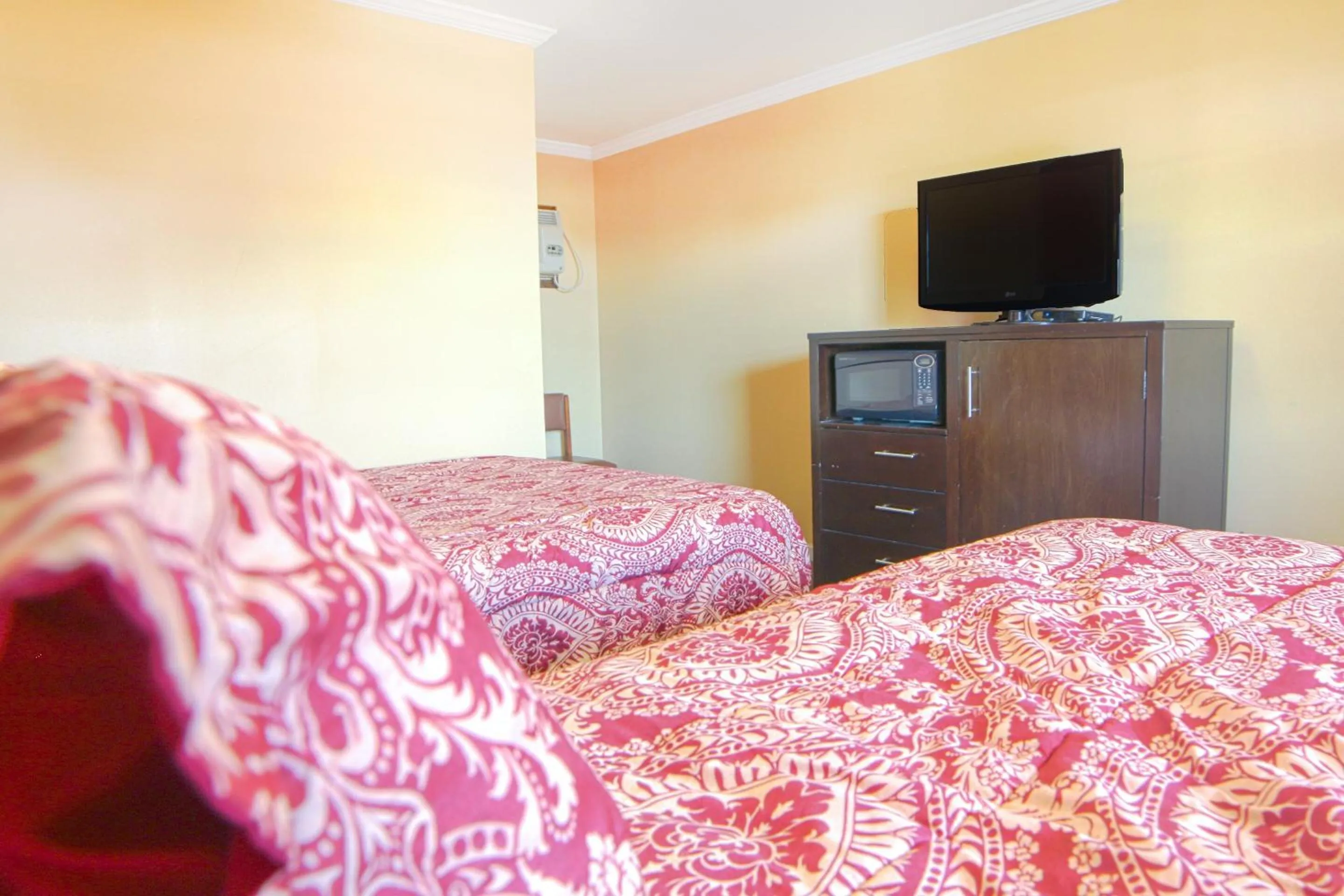 Bedroom, Bed in Economy Inn By OYO Lockport near Houma