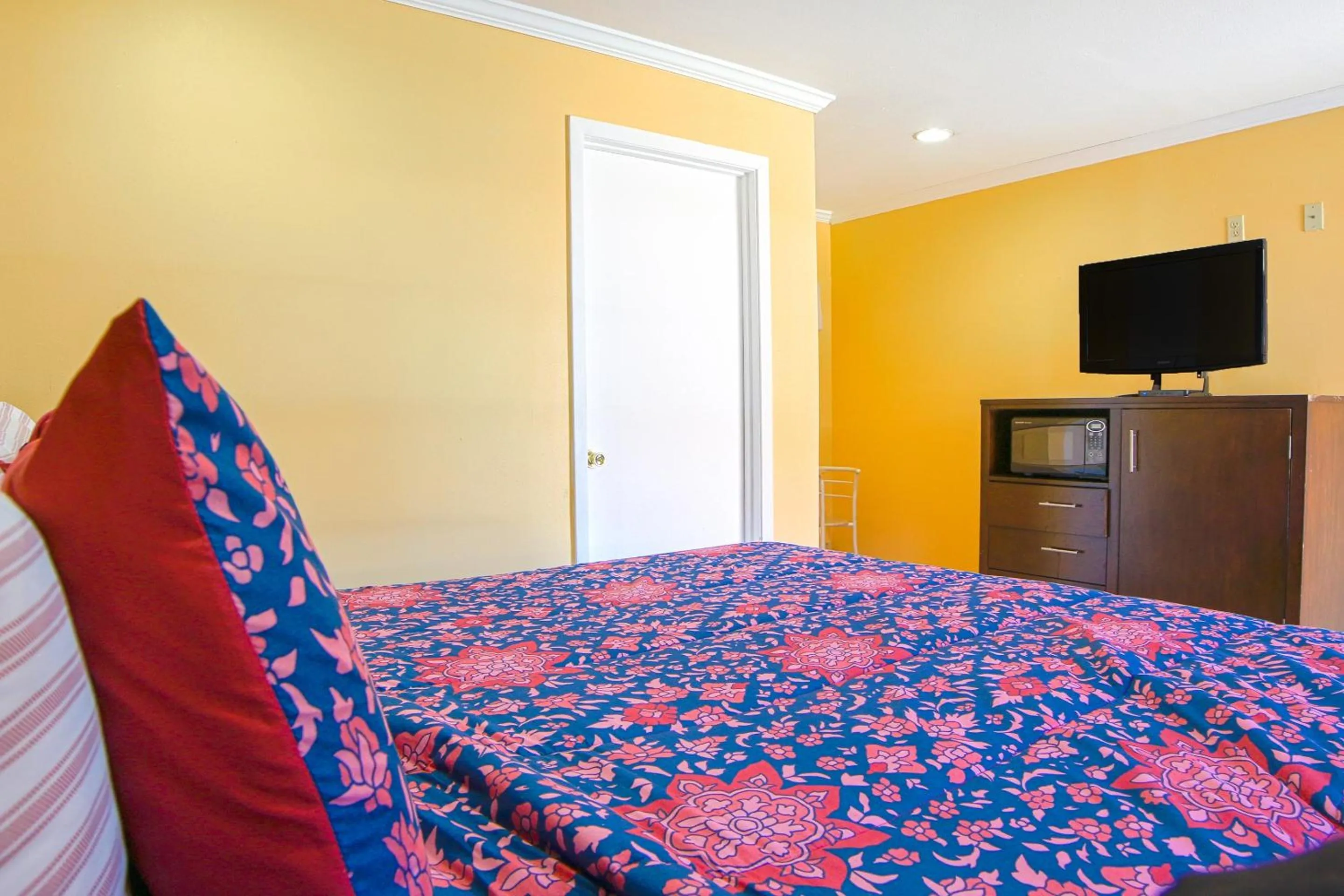 Bedroom, Bed in Economy Inn By OYO Lockport near Houma