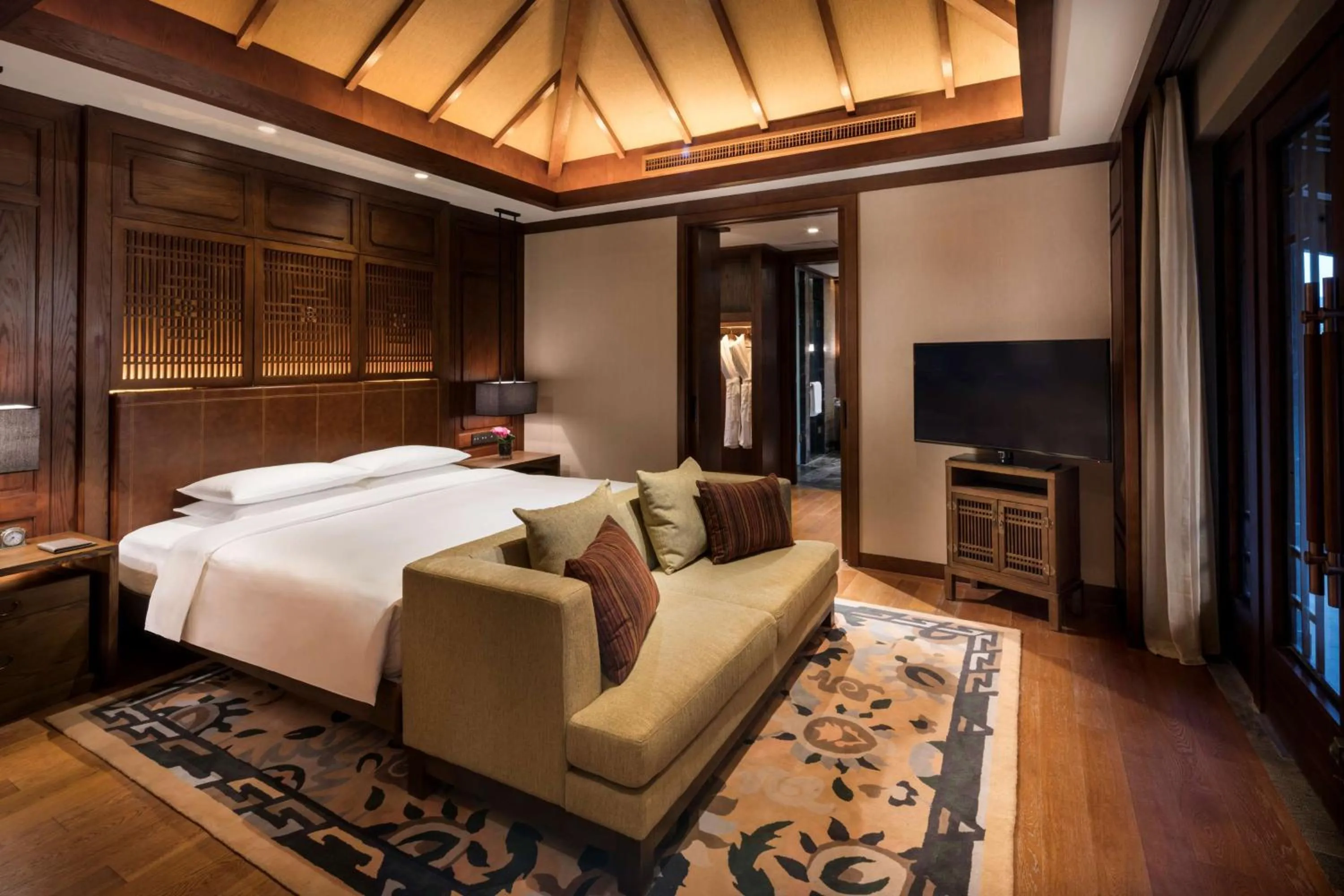 Photo of the whole room, Bed in Jinmao Purelax Lijiang, The Unbound Collection By HYATT
