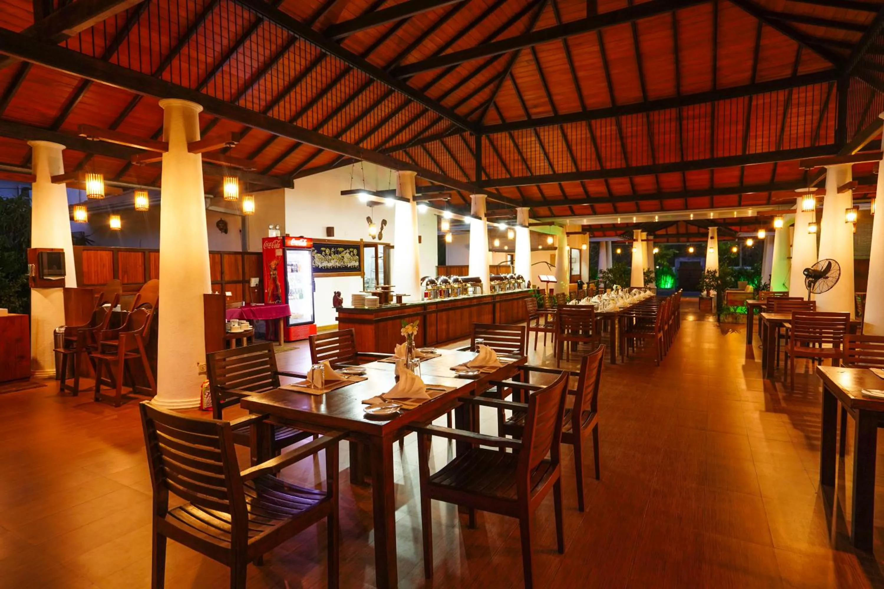Restaurant/places to eat in Hotel Tamarind Tree
