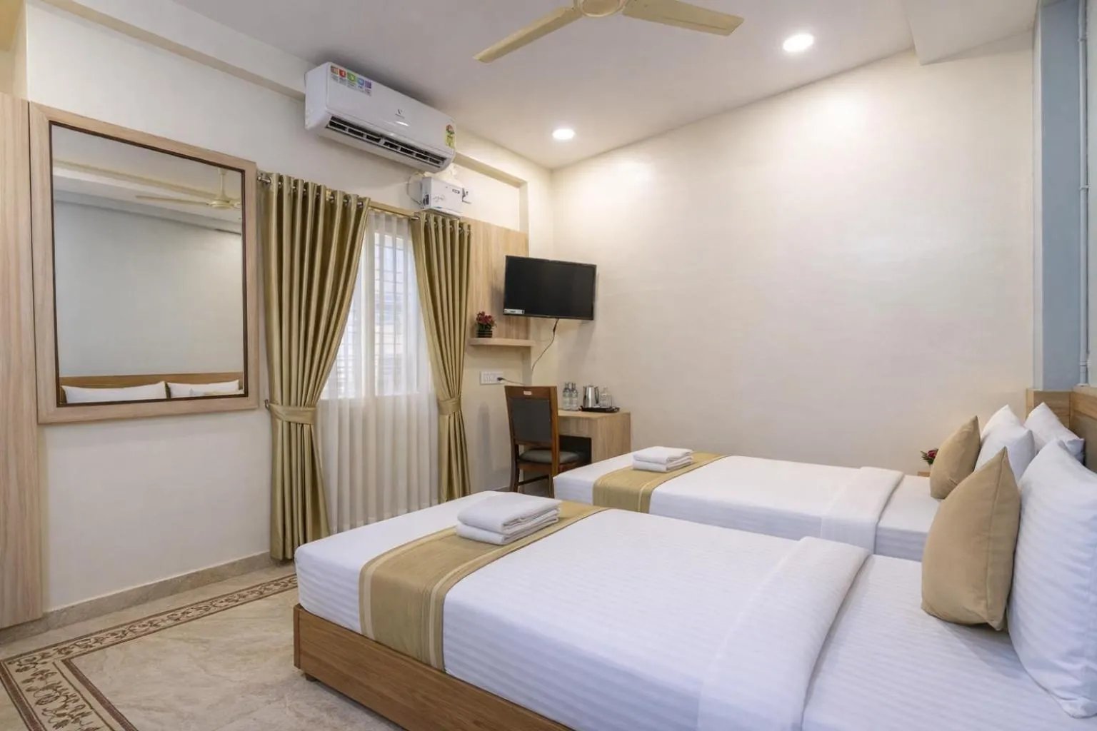 Bedroom, Bed in Hotel Chalet, Madiwala