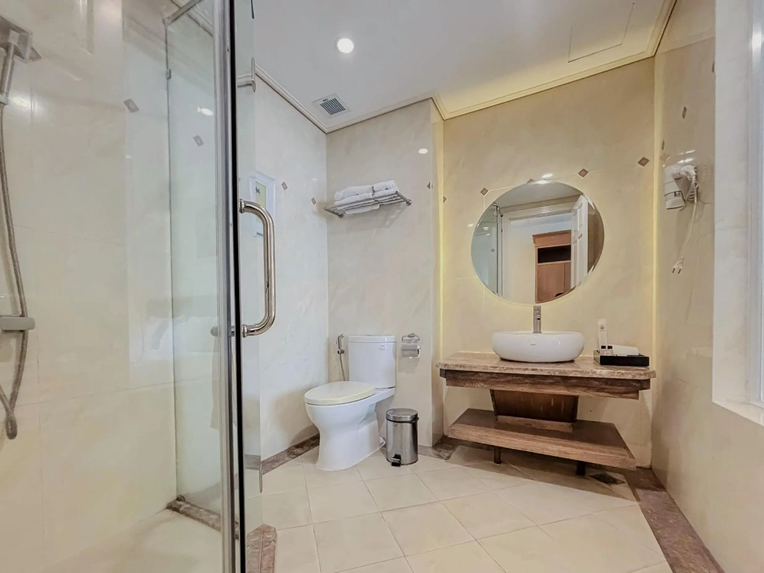 Toilet in Phoenix Hotel Vung Tau