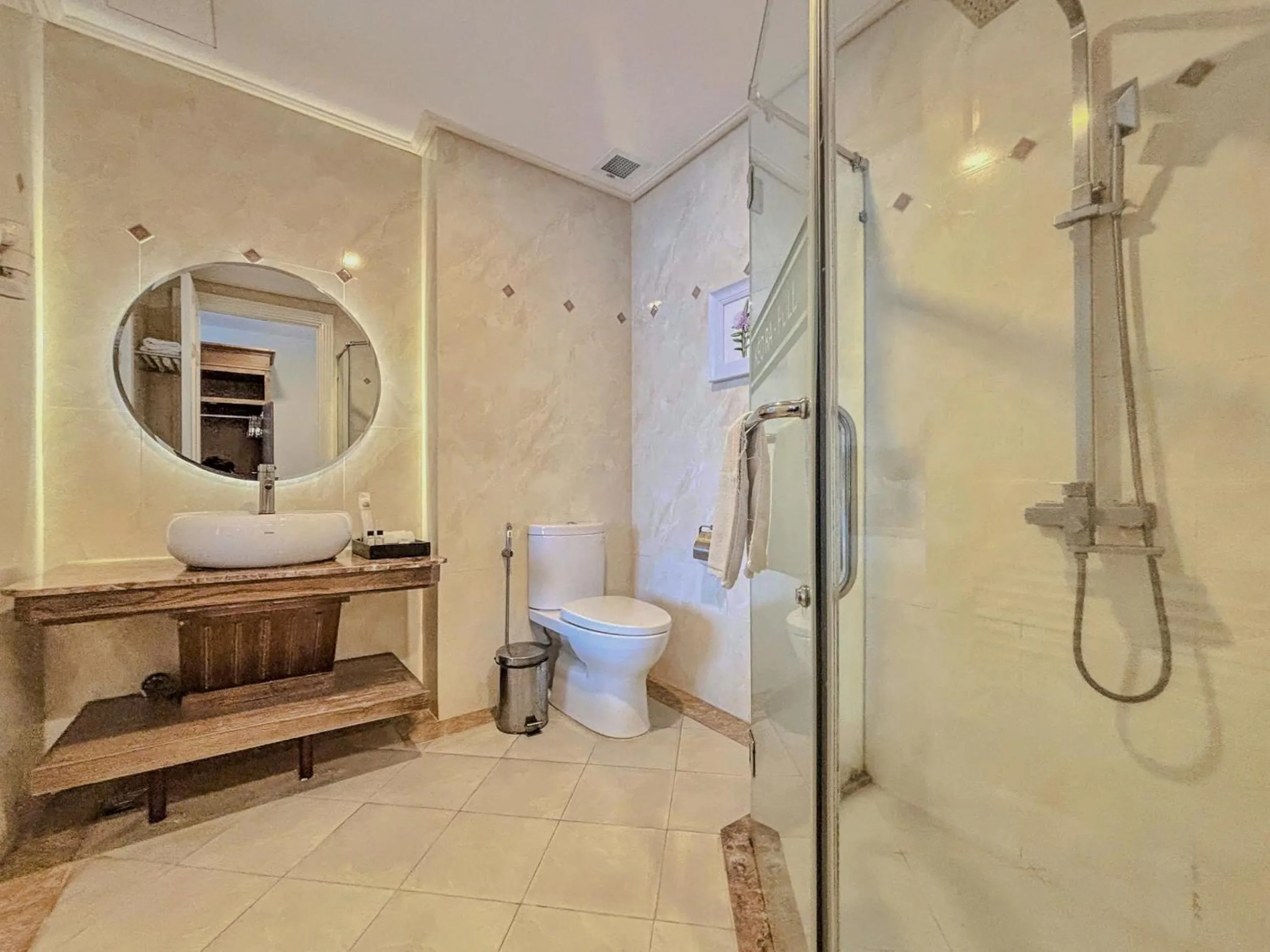 Toilet in Phoenix Hotel Vung Tau