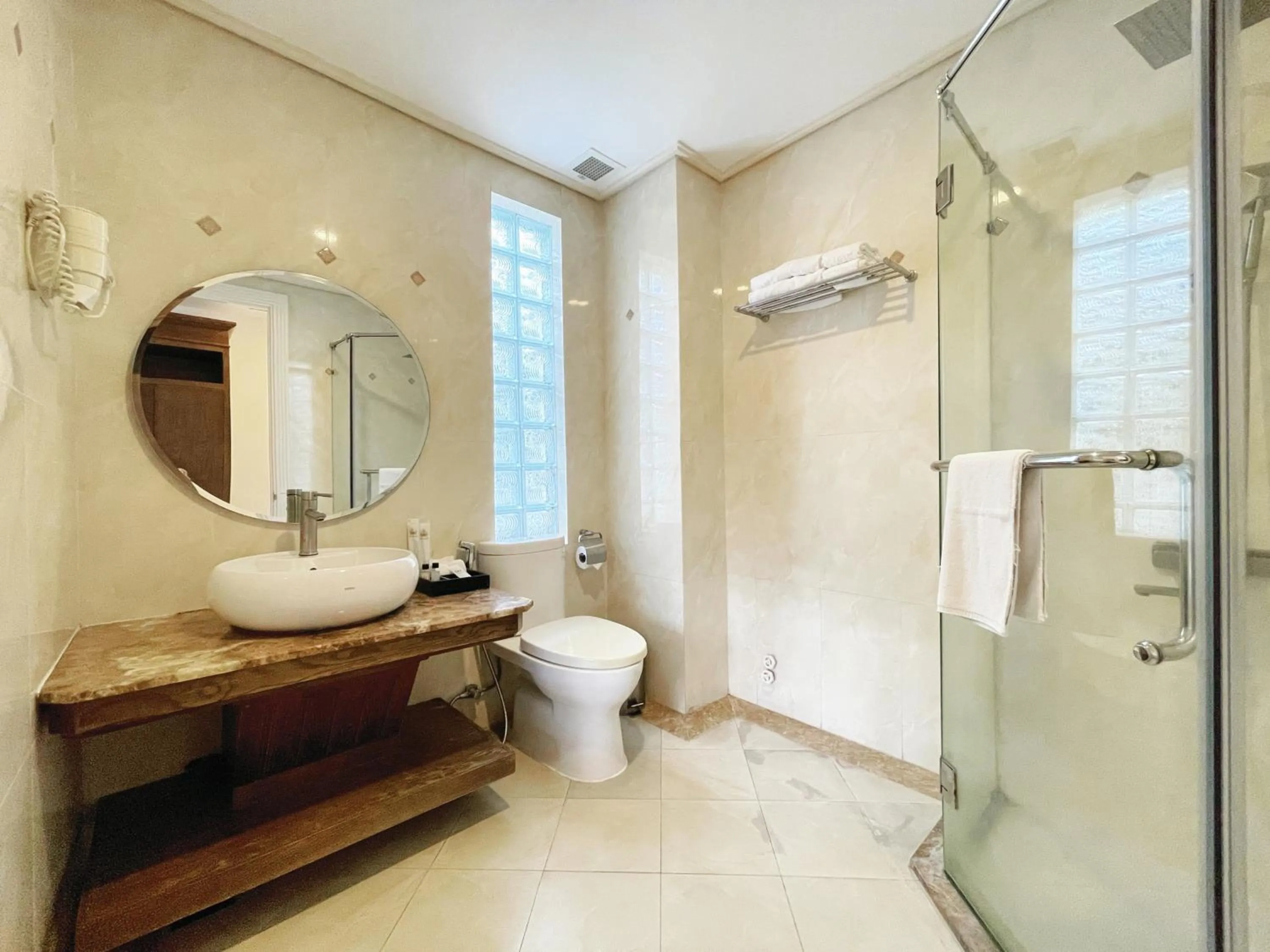 Toilet in Phoenix Hotel Vung Tau